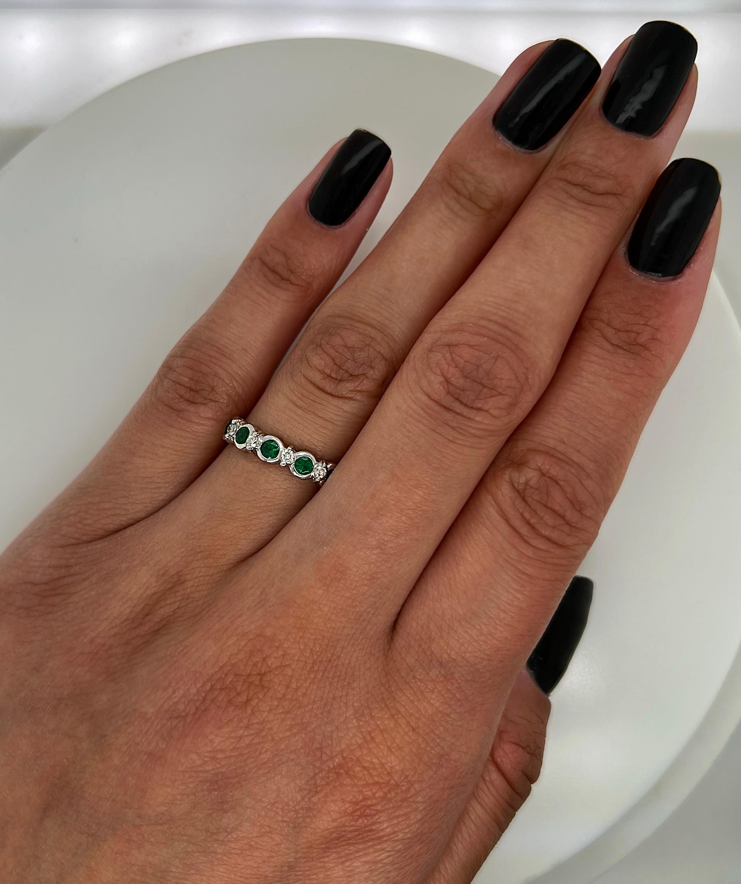 Taille ronde Bague pour femme en diamants et émeraudes vertes de 0,55 carat au total en vente