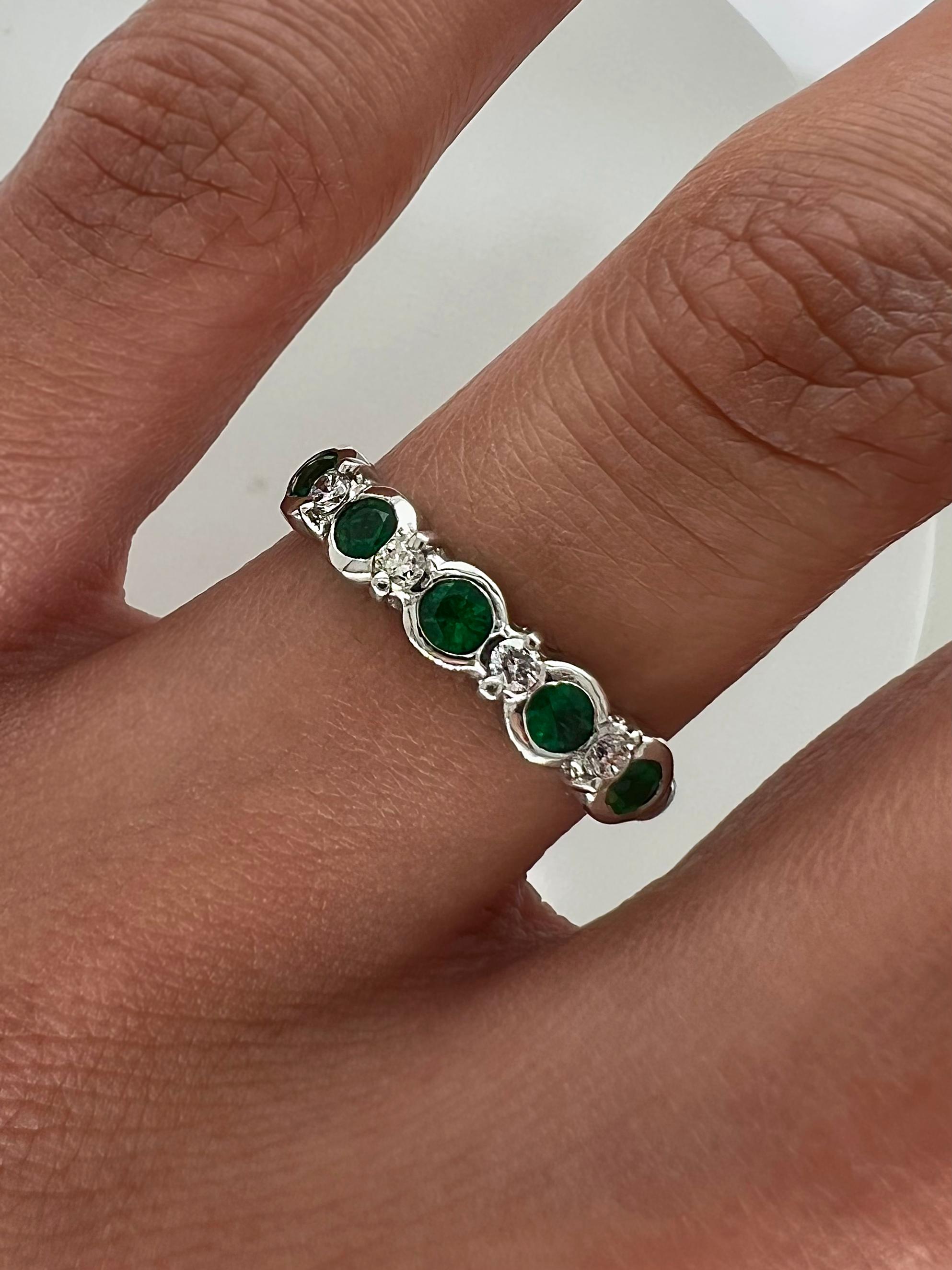 Bague pour femme en diamants et émeraudes vertes de 0,55 carat au total Neuf - En vente à New York, NY