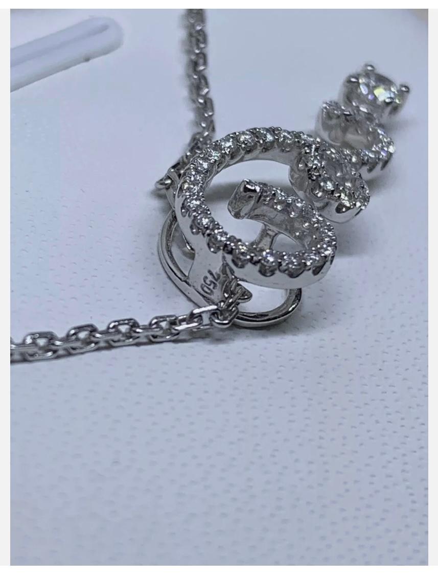 0,55ct Diamond Drop Dangle Solitaire Anhänger Halskette in 18ct Weißgold
Diese wunderschöne Halskette mit Anhänger ist mit einem atemberaubenden Solitär-Diamanten von 0,55 Karat besetzt, der in 18 Karat Weißgold gefertigt ist. Der Anhänger hat eine