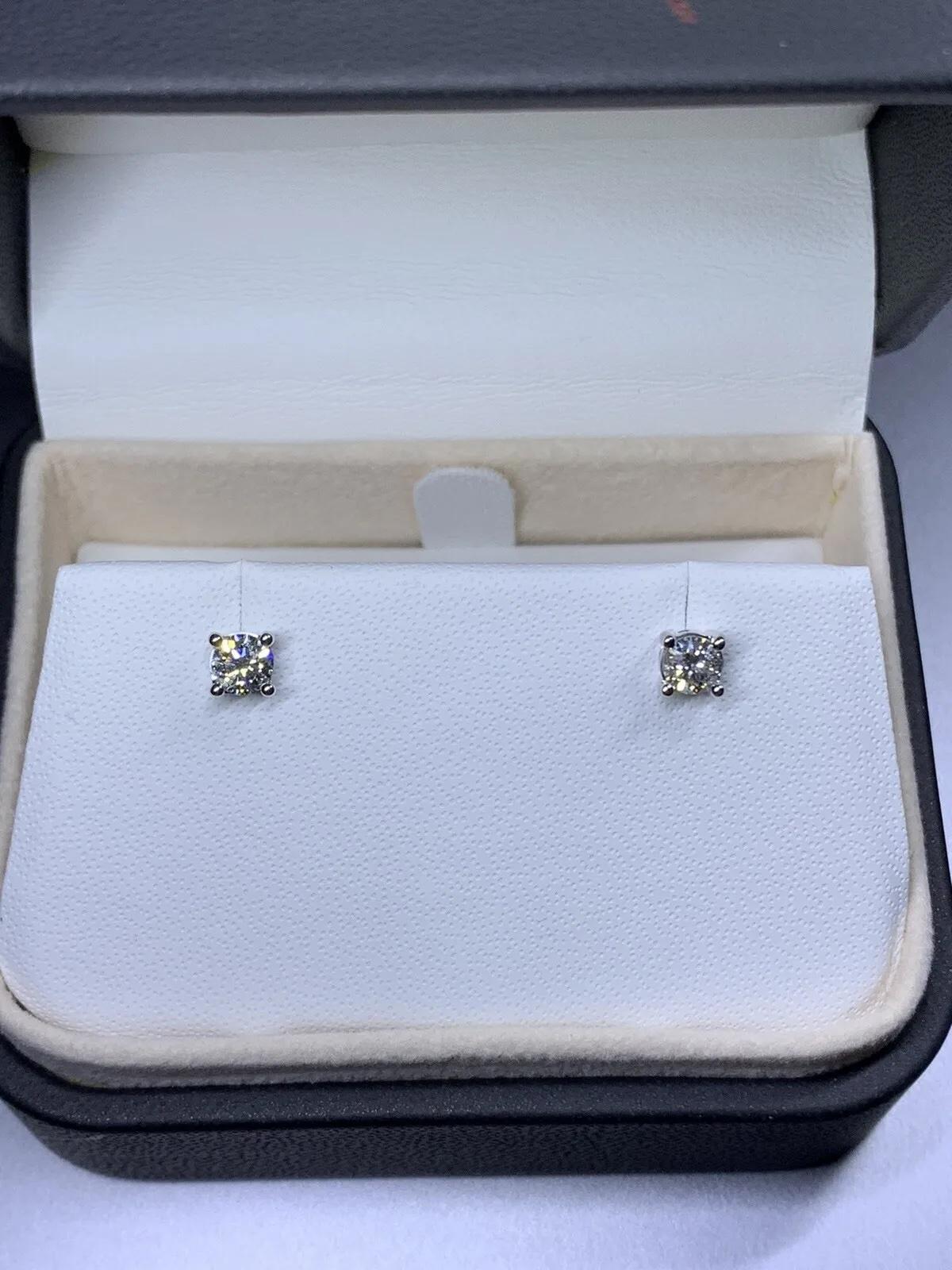 Orecchini con diamanti rotondi da 0,55 carati in oro bianco 18 carati
Diamanti colore F chiarezza VS1
Ogni diamante è di circa 0,27 carati
Peso totale del diamante 0,55 
Marchio di garanzia 
Scatola e valutazione incluse.
Questi splendidi orecchini