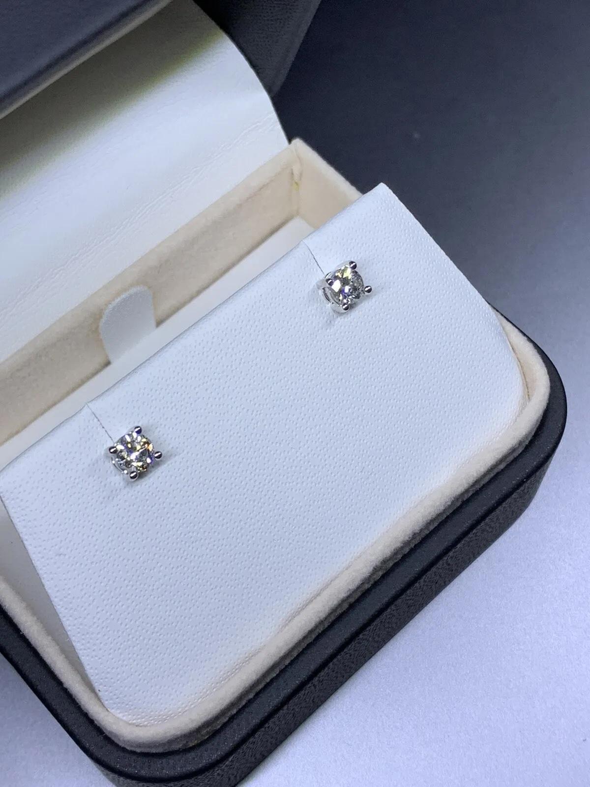 Moderno Orecchini con diamante solitario da 0,55 carati in oro bianco 18 carati F-VS1 in vendita