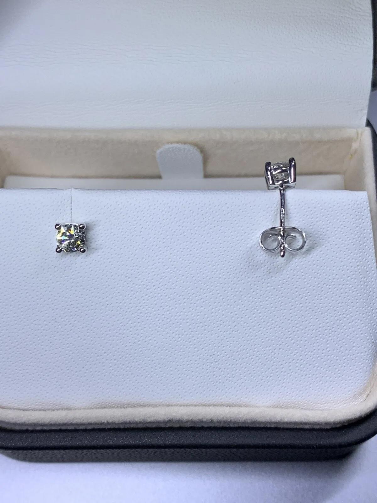 Taglio rotondo Orecchini con diamante solitario da 0,55 carati in oro bianco 18 carati F-VS1 in vendita