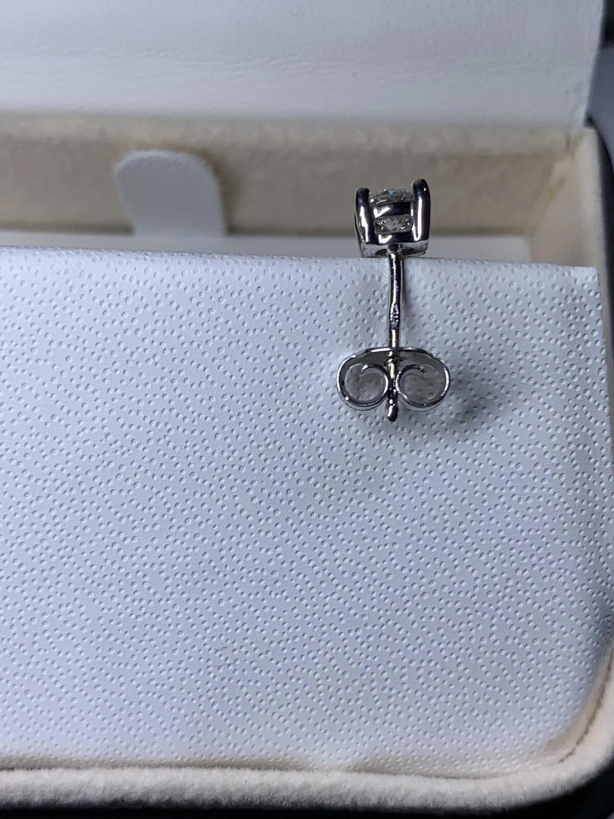 Orecchini con diamante solitario da 0,55 carati in oro bianco 18 carati F-VS1 In condizioni Nuovo in vendita a London, GB