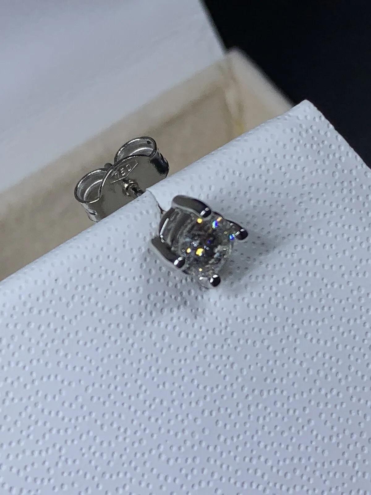Donna Orecchini con diamante solitario da 0,55 carati in oro bianco 18 carati F-VS1 in vendita