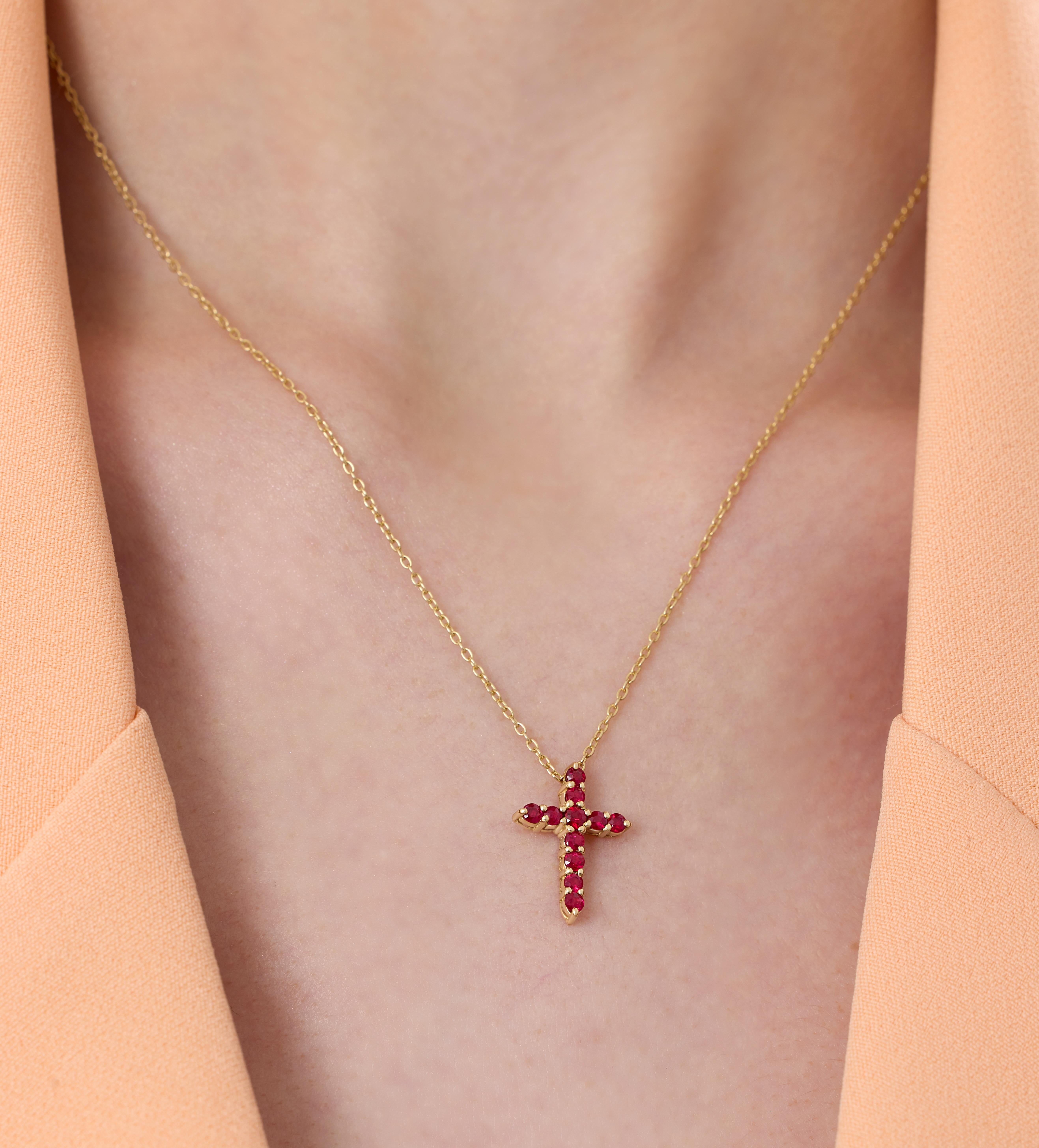 Les colliers en forme de croix de la Collection S symbolisent la foi, l'espoir et l'amour, tandis que les mains de Fatima, connues sous le nom de Hamsa, offrent protection et bénédiction. Tous deux sont ornés de diamants de haute qualité, créant un