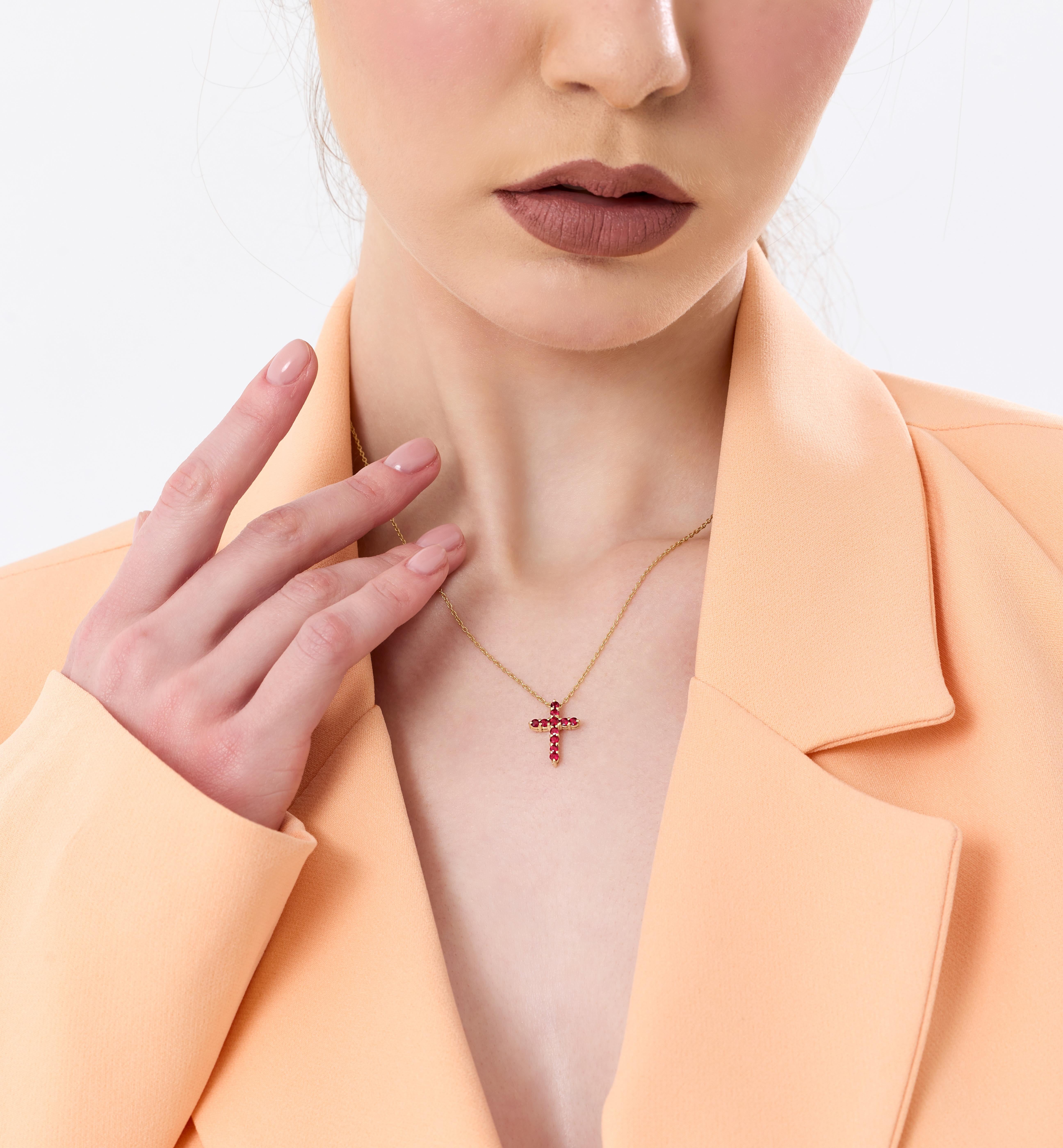 Taille ronde Collier en or massif avec croix de rubis naturel de 0,55 carat en vente