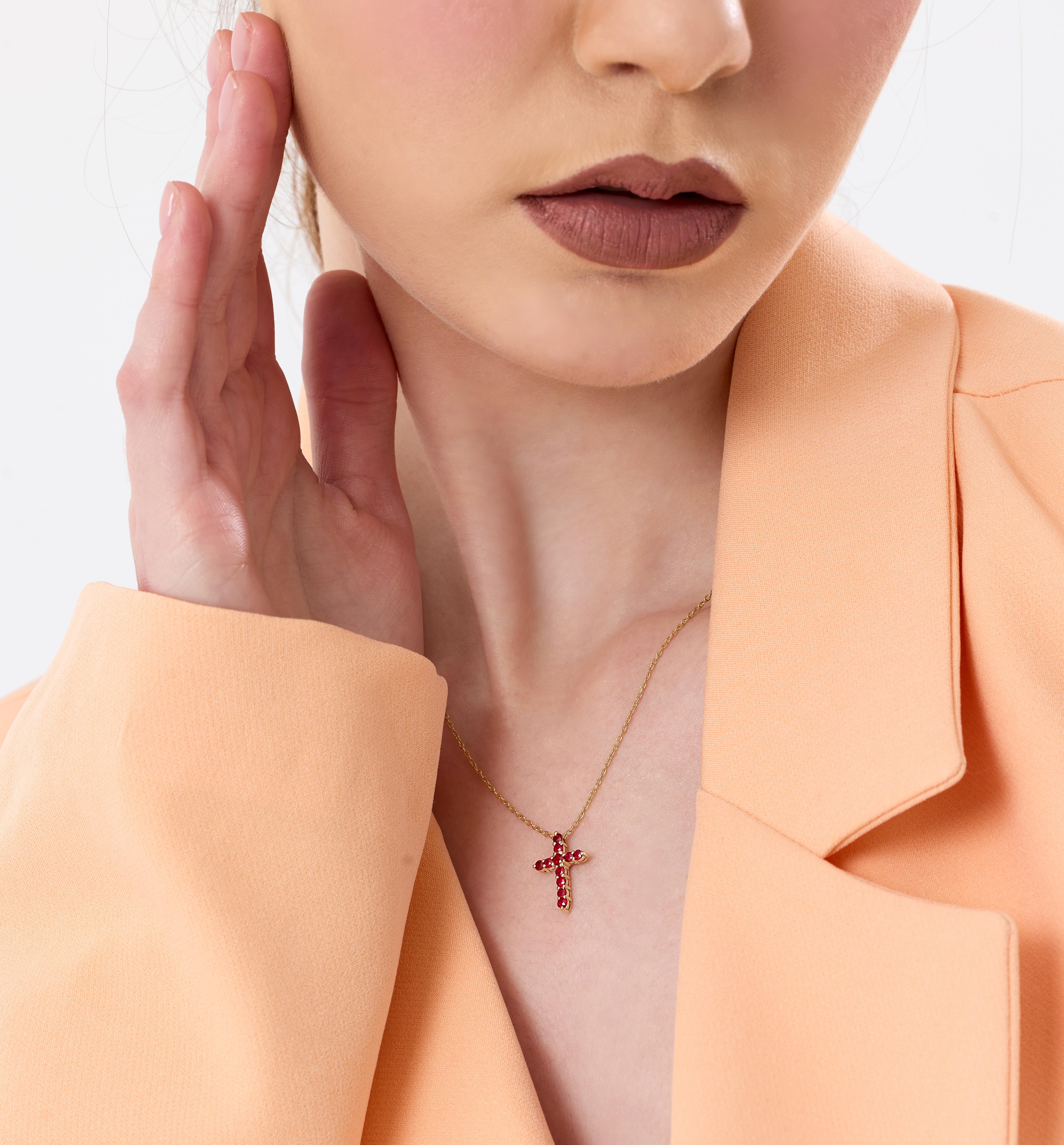 Collier en or massif avec croix de rubis naturel de 0,55 carat Neuf - En vente à Fatih, 34