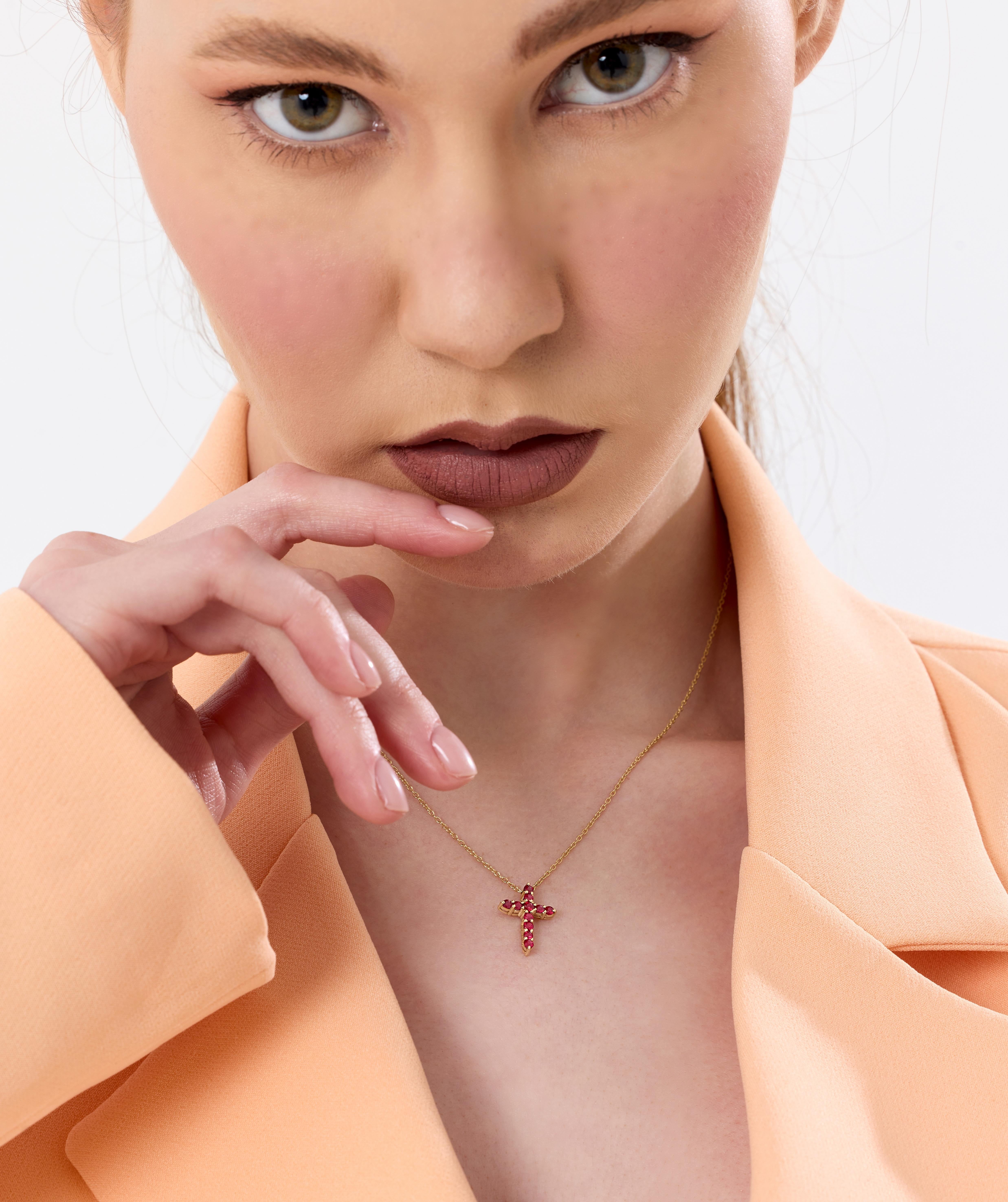 Collier en or massif avec croix de rubis naturel de 0,55 carat Pour femmes en vente