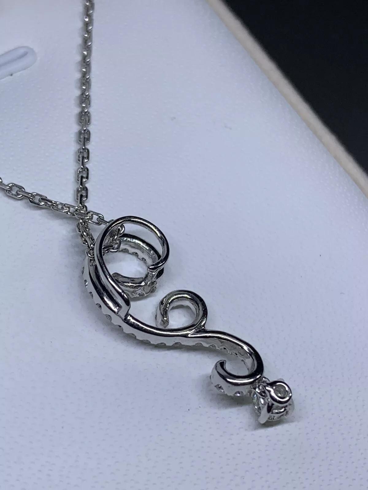 Ce magnifique collier pendentif est orné d'un superbe solitaire de 0,55 ct de diamant en forme de goutte d'eau, réalisé en or blanc 18 ct. La forme du pendentif est ronde et présente une création naturelle de la pierre principale avec un excellent