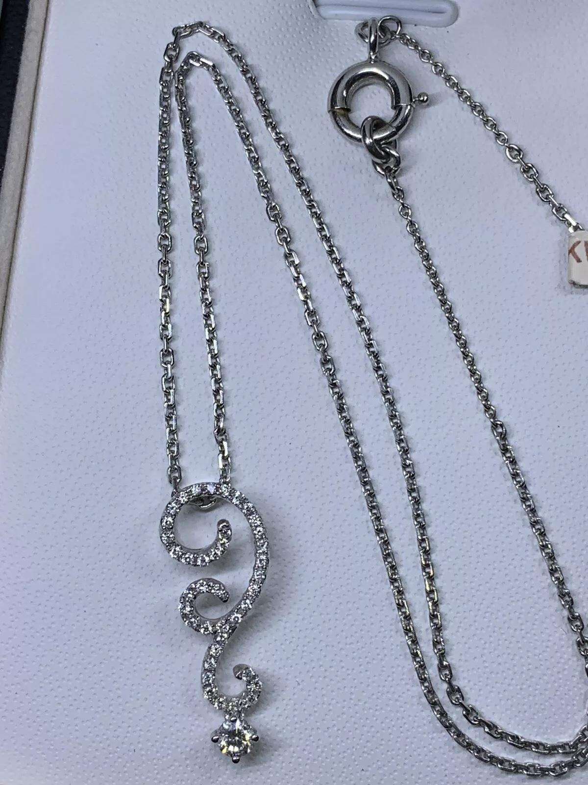 Taille ronde Collier pendentif en or blanc 18ct avec solitaire en diamant rond de 0,55ct. en vente