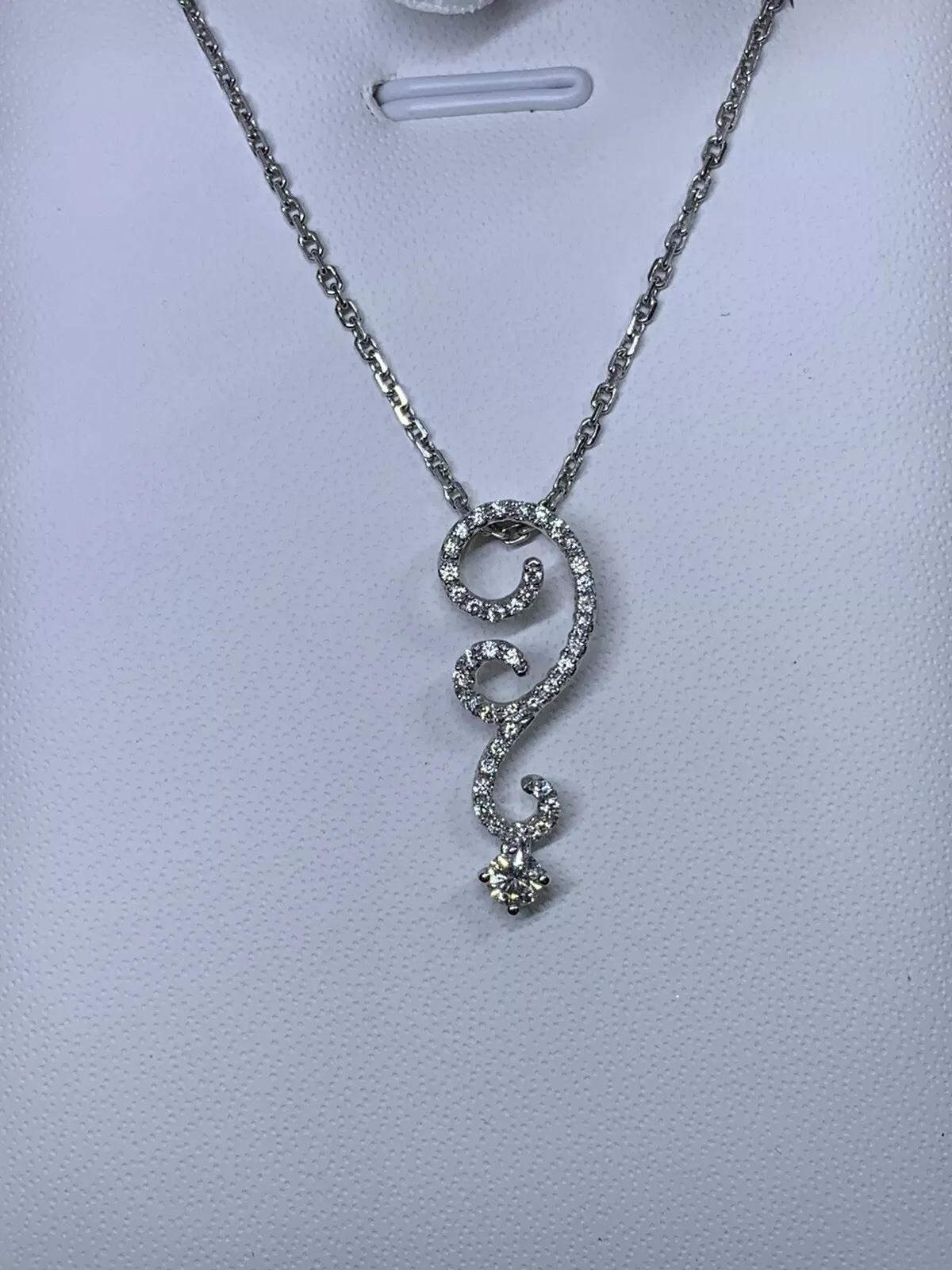 Collier pendentif en or blanc 18ct avec solitaire en diamant rond de 0,55ct. Neuf - En vente à London, GB
