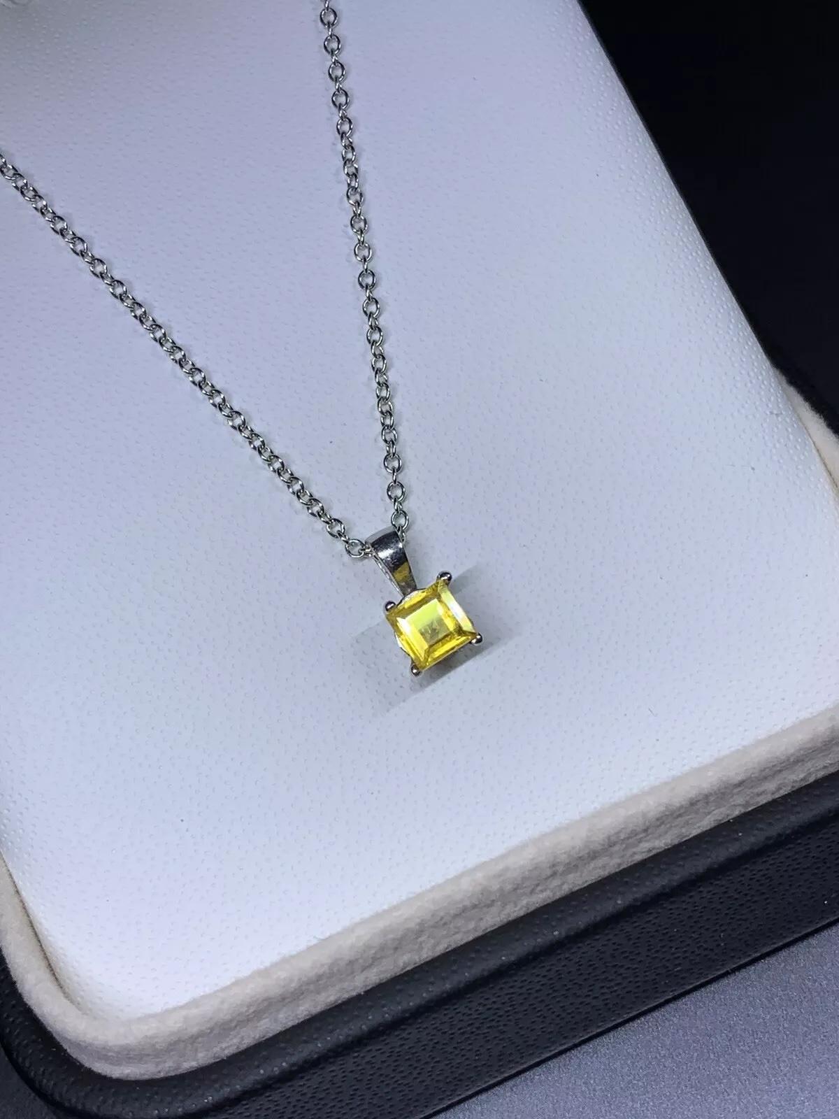 0.55ct Yellow sapphire pendant in 18ct white gold. In New Condition For Sale In London, GB
