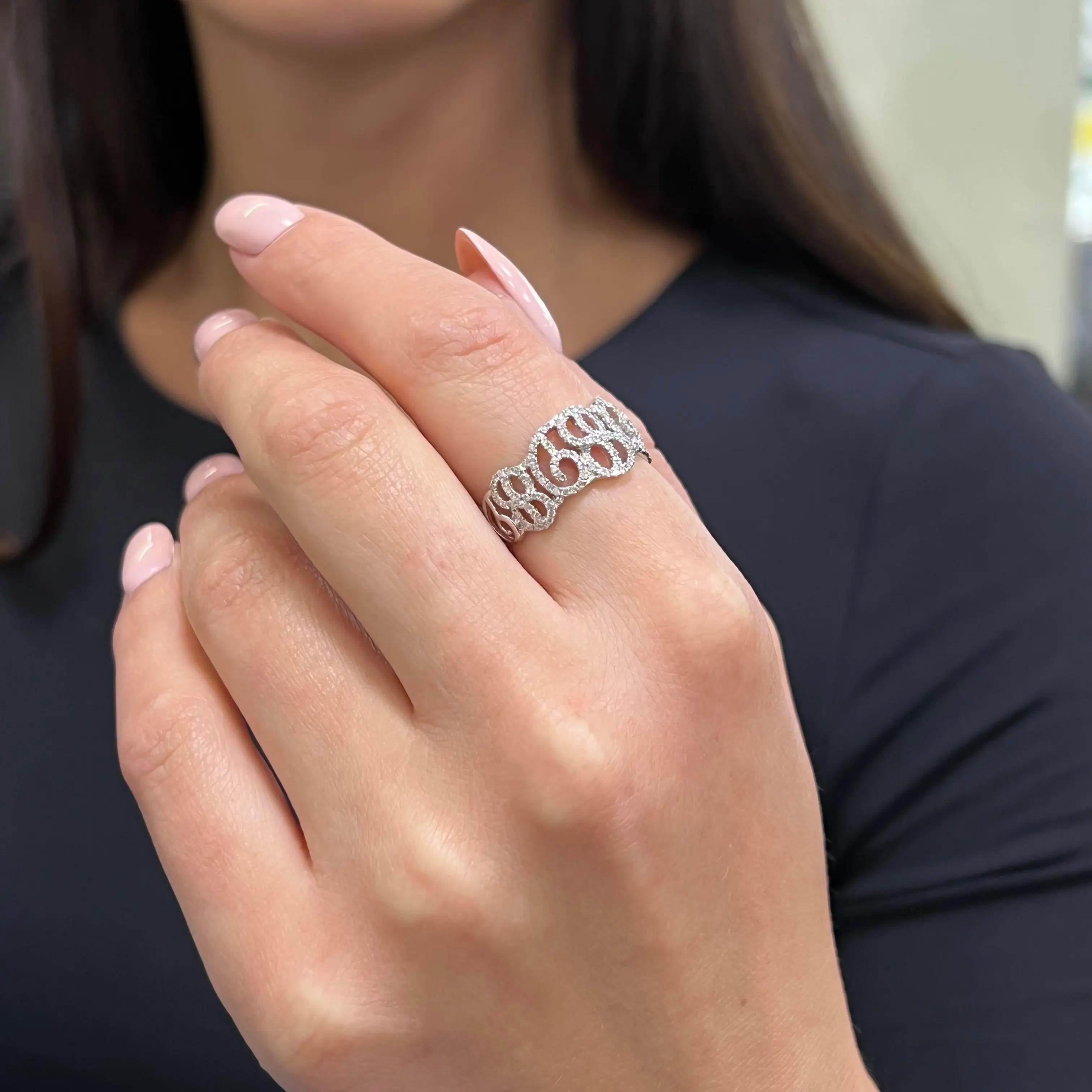 Anello a fascia da donna con diamante taglio rotondo 0,55cttw Prong Set 14k White Gold In condizioni Nuovo in vendita a New York, NY