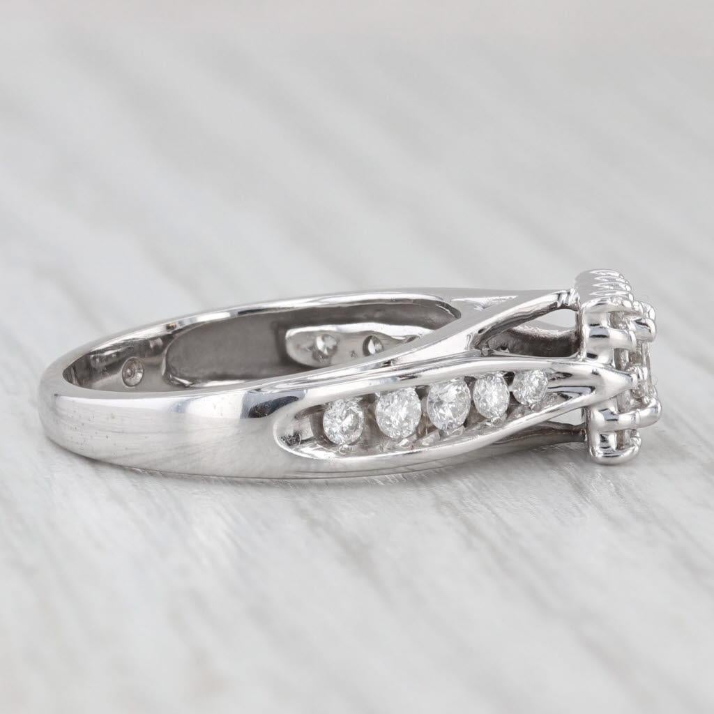Informazioni sulla gemma:
- Diamanti naturali -
Carati totali - 0,55ctw
Taglio - Brillante Principessa 0,18ct, Brillante Rotondo 0,37ctw
Colore - F - H.
Chiarezza - SI2 - I1

Metallo: oro bianco 14k 
Peso: 4,1 grammi 
Timbri: 14k
Altezza della