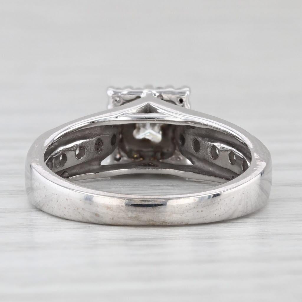 Taglio princess Anello di fidanzamento a forma di aureola con diamante da 0,55 ct. in oro bianco 14k, misura 5,5, fascia da cattedrale in vendita