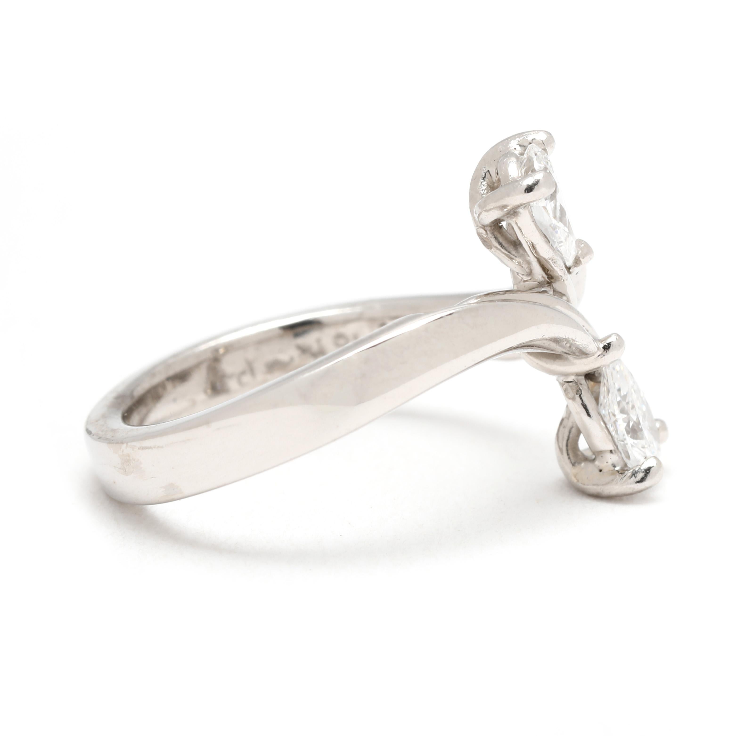 Pietre:
diamante, 2
Taglio a pera
5.25 x 3.5 mm
circa .55 carati totali
Colore GH/ chiarezza VS2-SI1

Anello misura 3,75

Altezza dal dito: 3.4 mm

Lunghezza: 14,1 mm

Peso: 4.6 grammi

Timbri: 