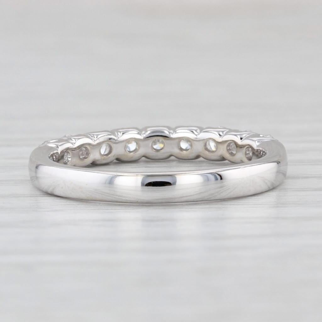 Taglio rotondo Fascia nuziale con diamante da 0,55 ct. in oro bianco 14 carati Impilabile per Anniversario in vendita