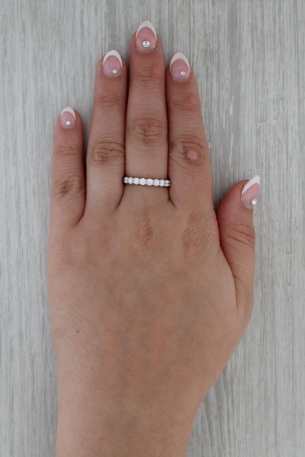 Fascia nuziale con diamante da 0,55 ct. in oro bianco 14 carati Impilabile per Anniversario in vendita 3