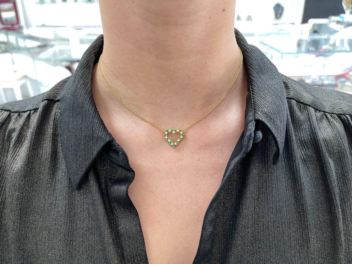 Moderne 0.55tcw Emerald & Diamond Heart Necklace in 18K Gold Emerald Diamond Pendentif en vente