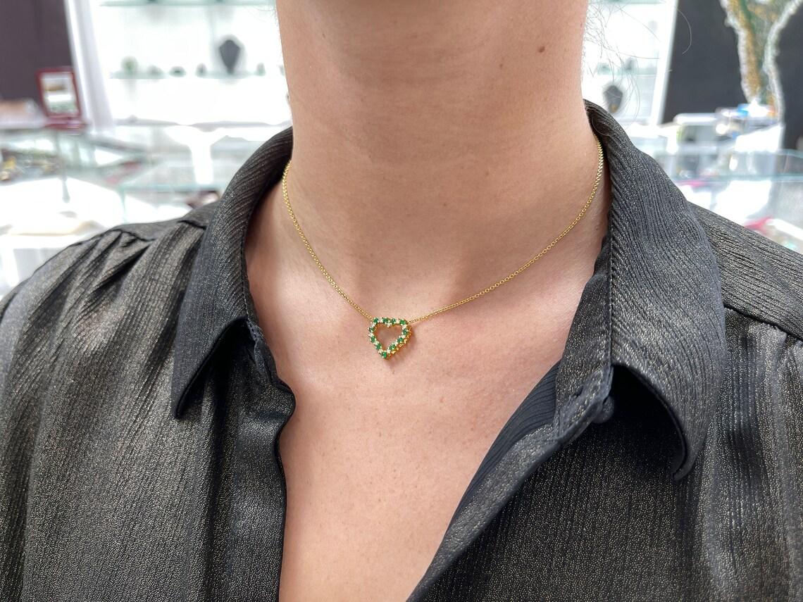 Taille émeraude 0.55tcw Emerald & Diamond Heart Necklace in 18K Gold Emerald Diamond Pendentif en vente
