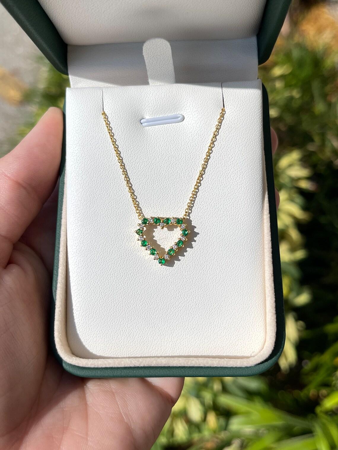 0.55tcw Emerald & Diamond Heart Necklace in 18K Gold Emerald Diamond Pendentif Neuf - En vente à Jupiter, FL