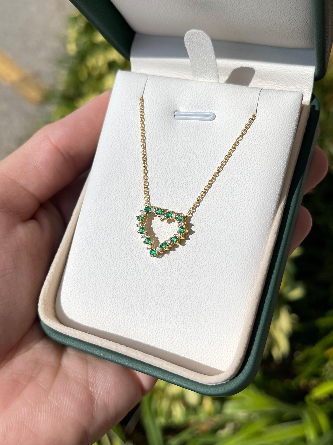 0.55tcw Emerald & Diamond Heart Necklace in 18K Gold Emerald Diamond Pendentif Pour femmes en vente
