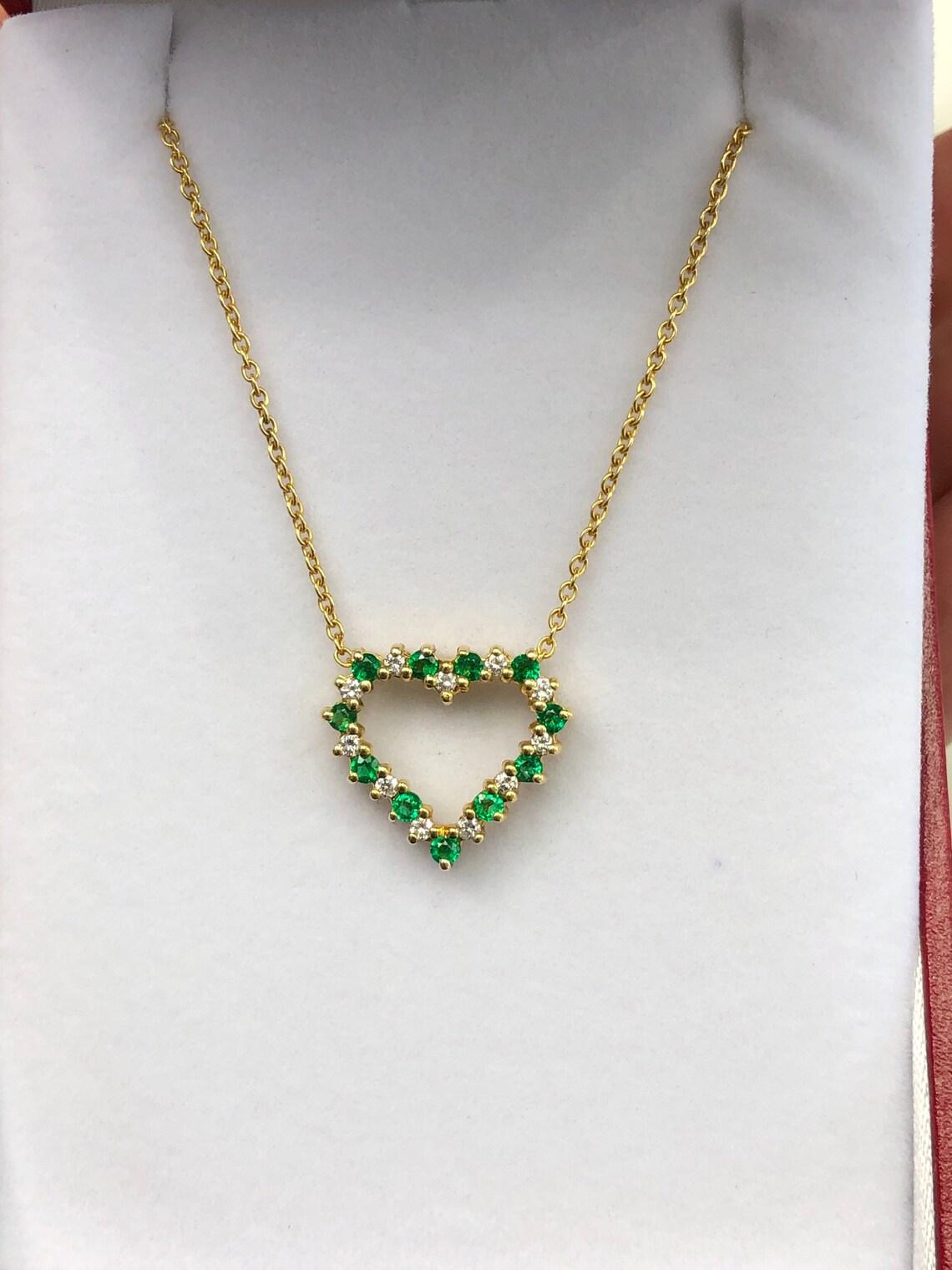 0.55tcw Emerald & Diamond Heart Necklace in 18K Gold Emerald Diamond Pendentif en vente 1