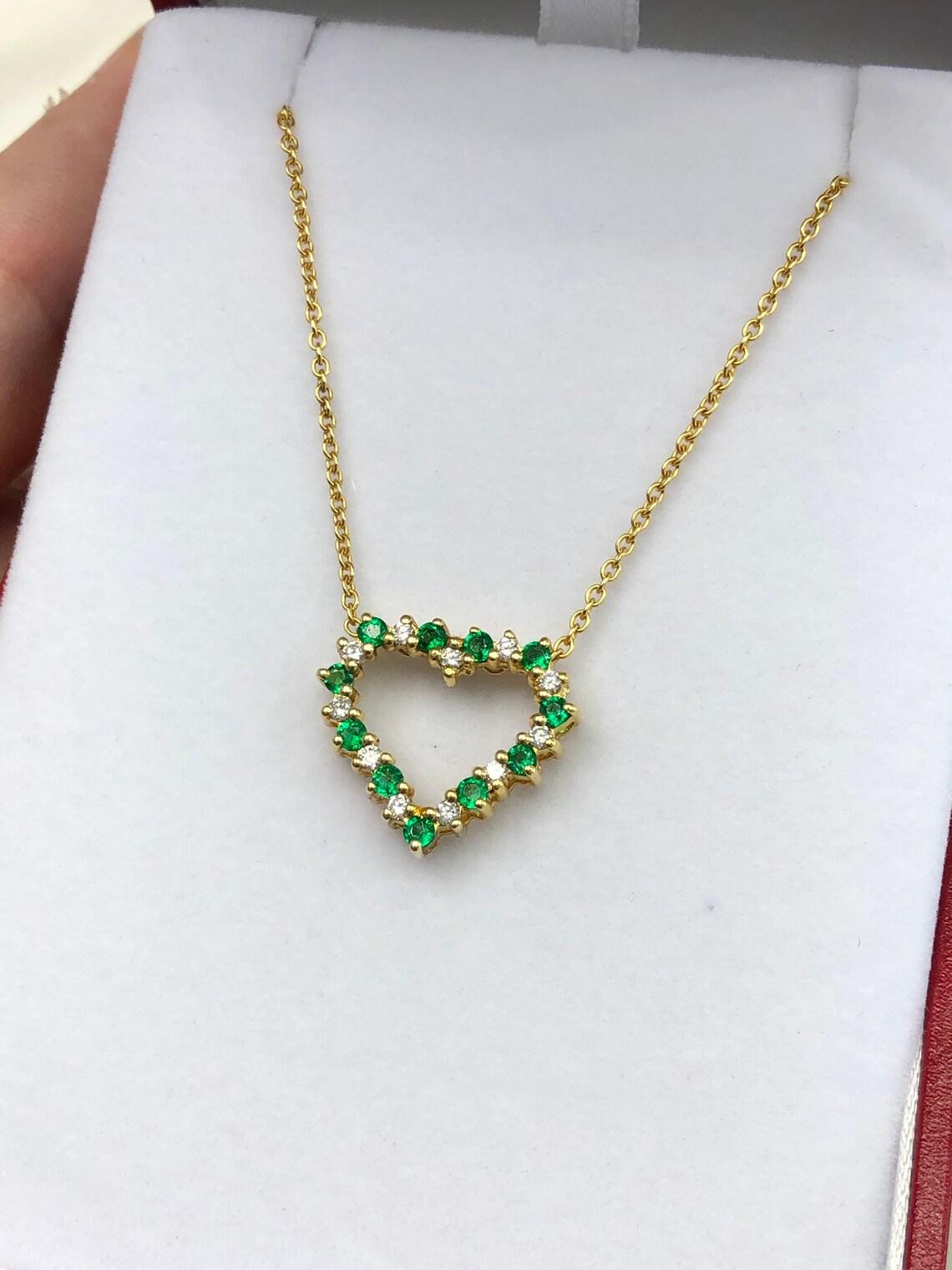 0.55tcw Emerald & Diamond Heart Necklace in 18K Gold Emerald Diamond Pendentif en vente 2