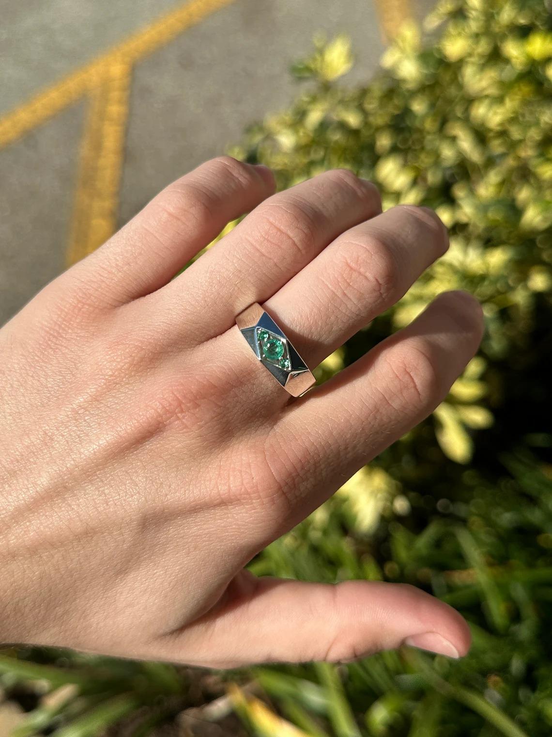 0.55tcw SS Three Stone Geometric Contemporary Round Emeralds Men's Silver Ring In New Condition For Sale In Jupiter, FL