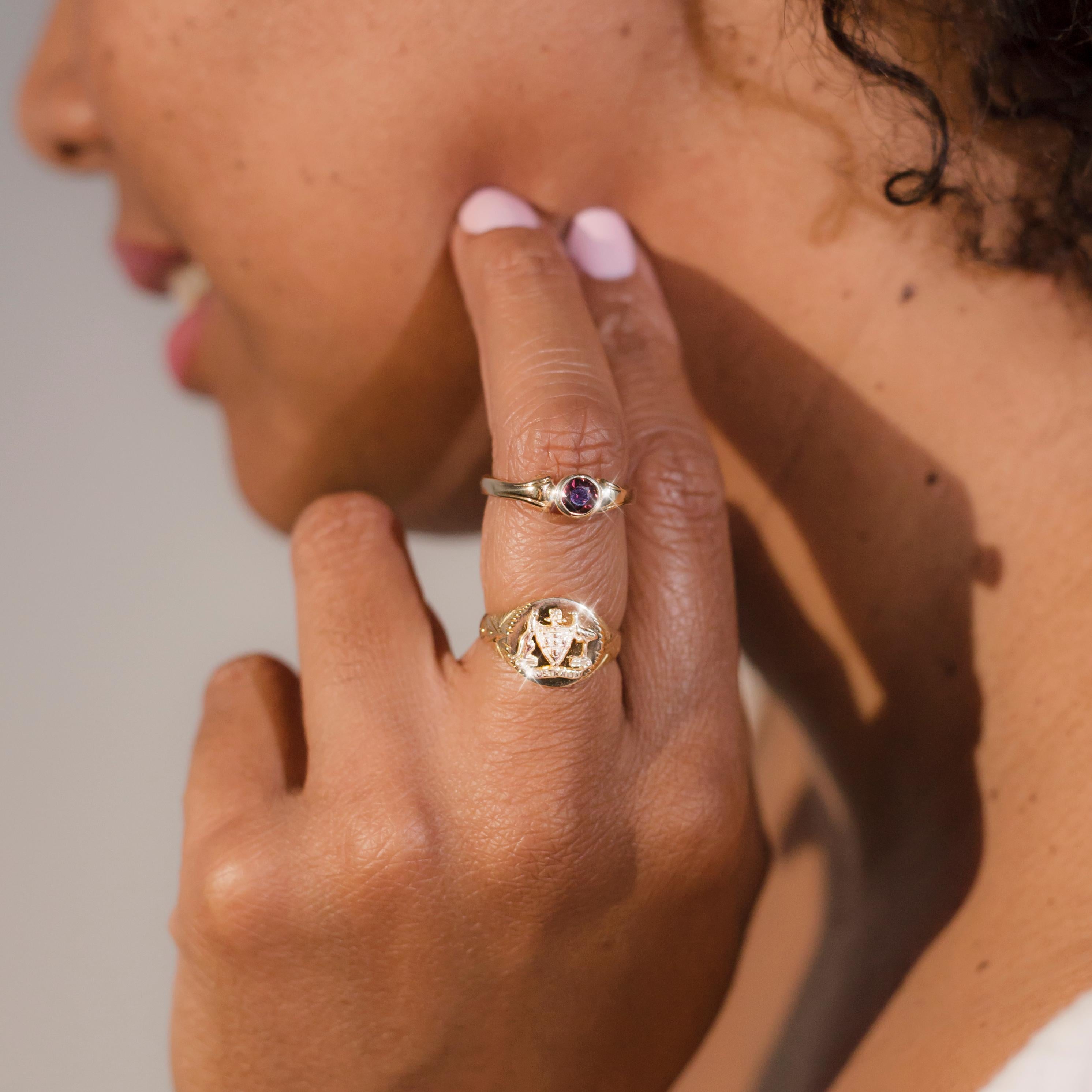 Bague solitaire vintage en or jaune 9 carats avec rubis rouge naturel profond de 0,56 carat en vente 1