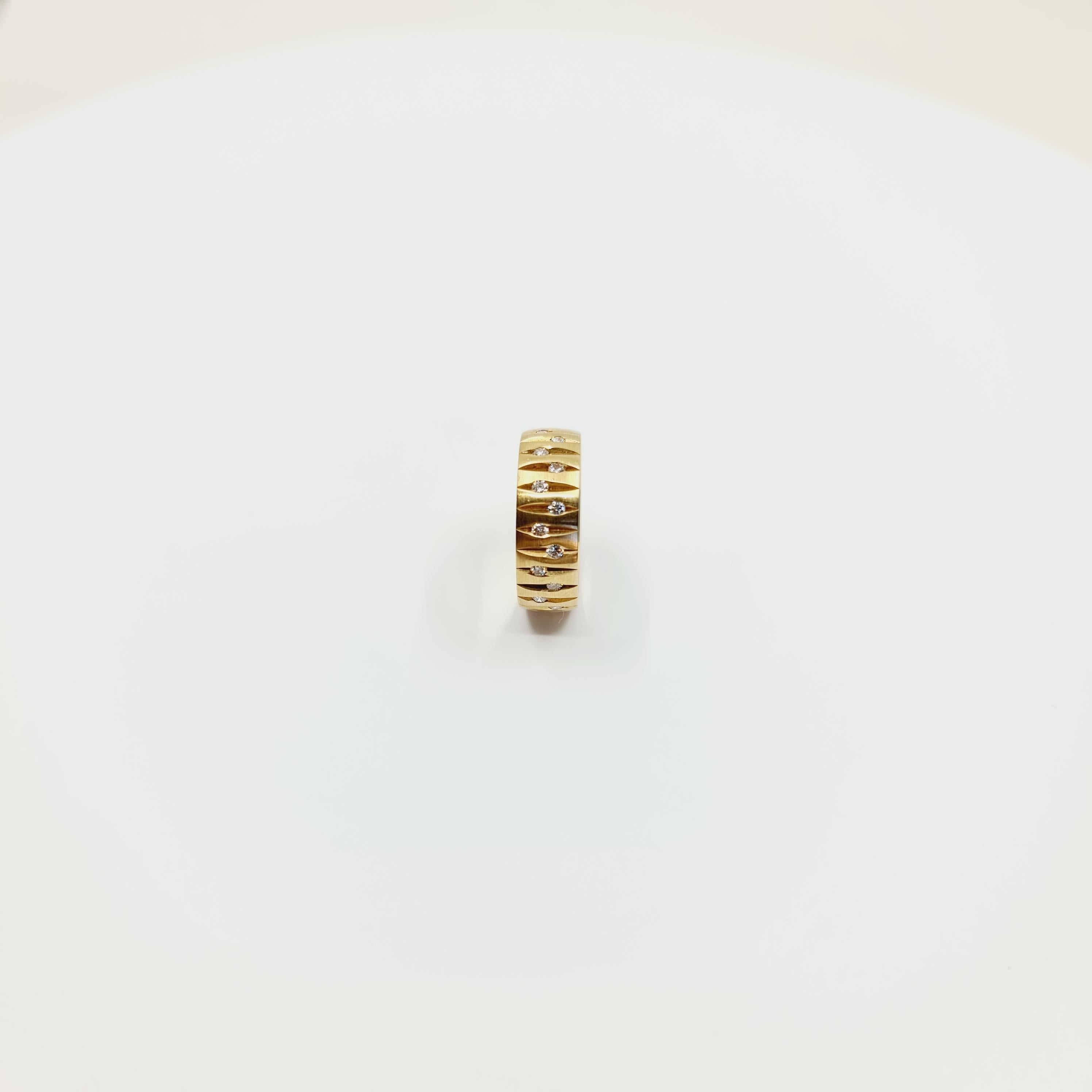 0.56 Carat Diamond Ring G/SI1 18k Gold, 28 Brilliant Cut Diamonds For Sale 4
