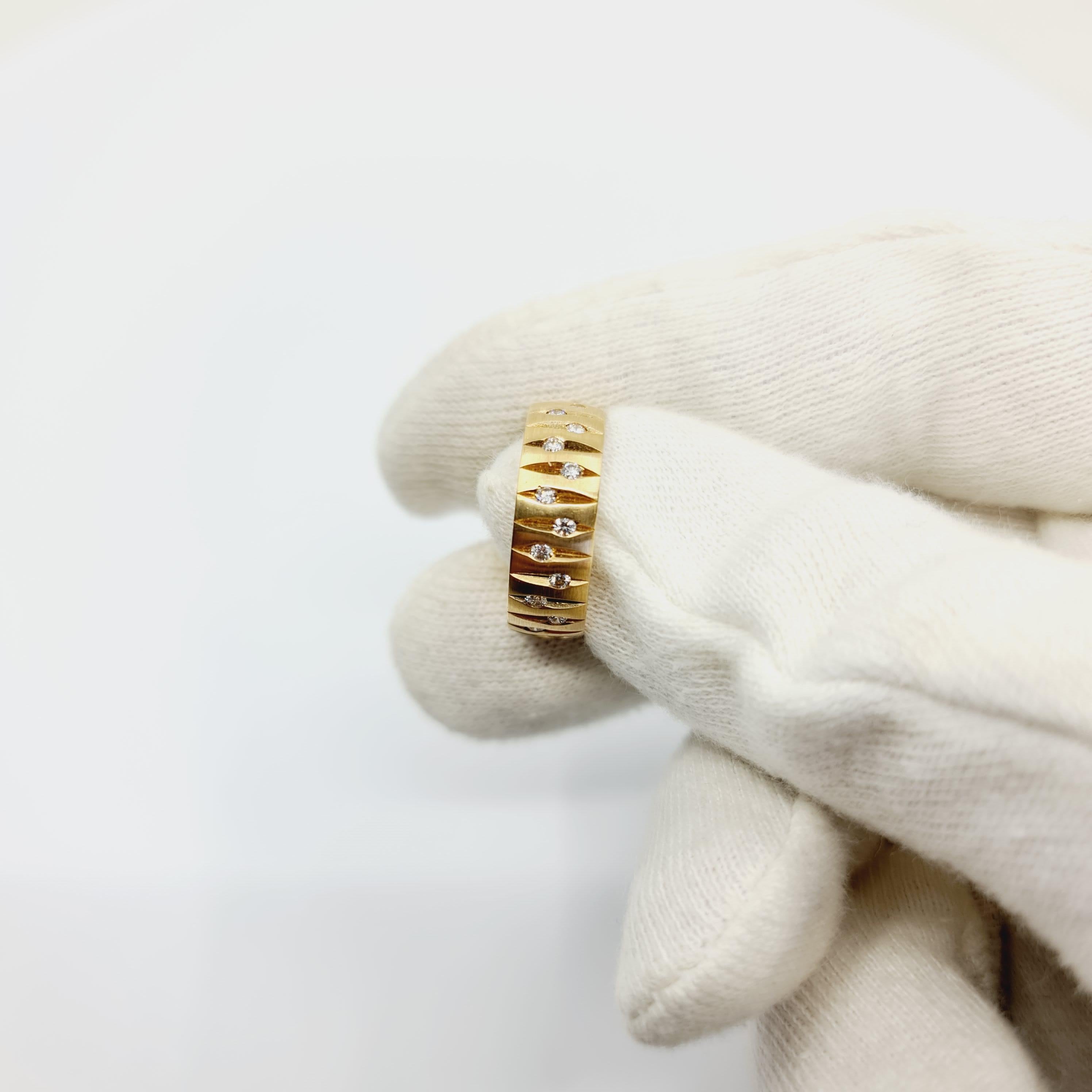 0.56 Carat Diamond Ring G/SI1 18k Gold, 28 Brilliant Cut Diamonds For Sale 5