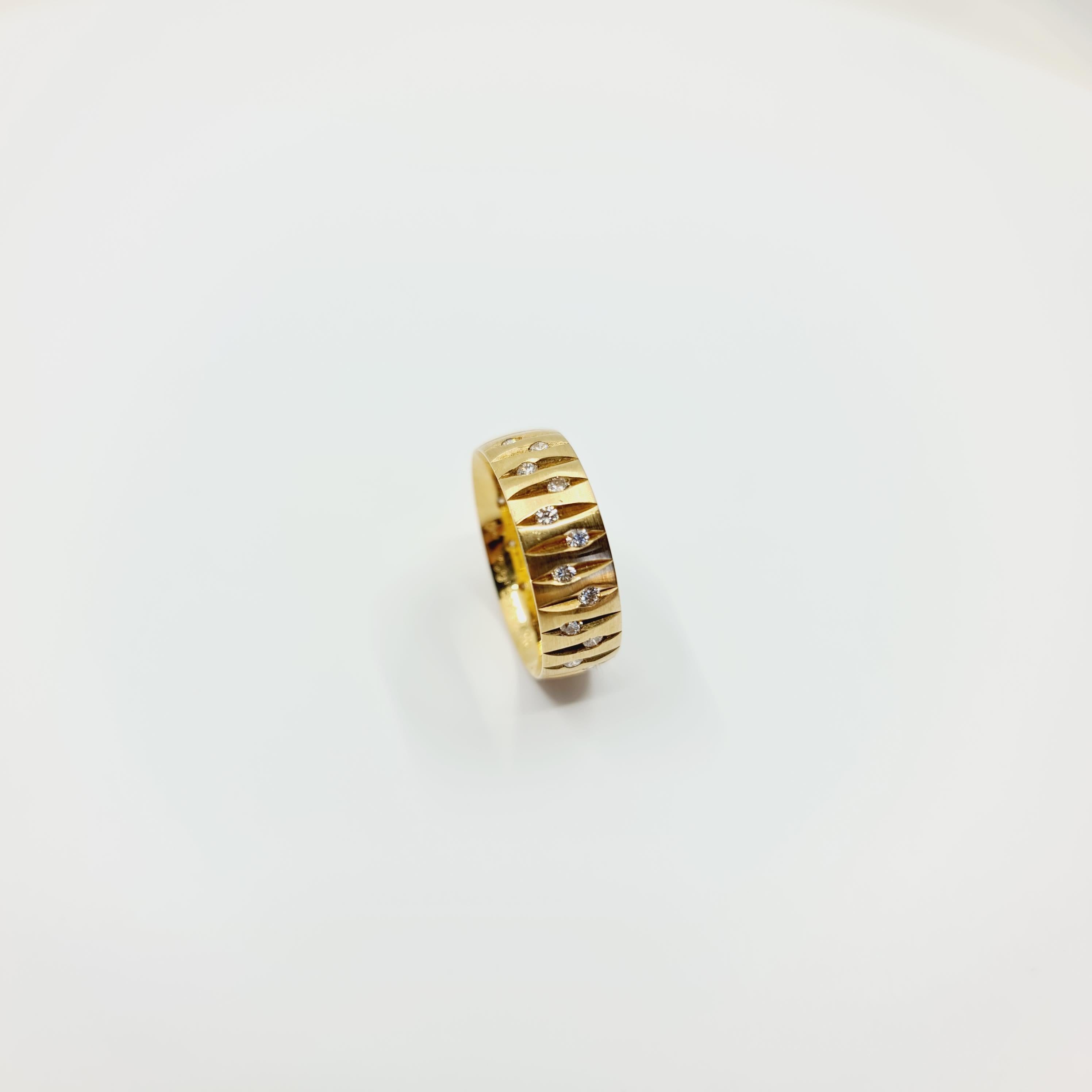 0.56 Carat Diamond Ring G/SI1 18k Gold, 28 Brilliant Cut Diamonds For Sale 2