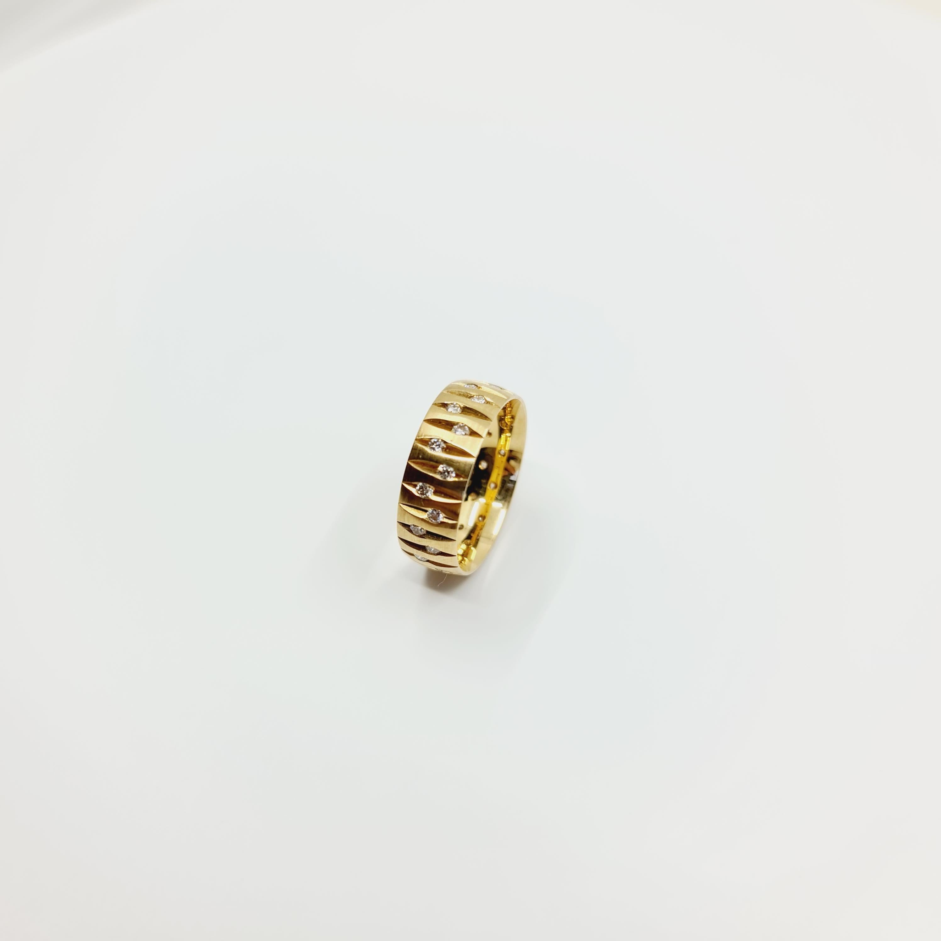0.56 Carat Diamond Ring G/SI1 18k Gold, 28 Brilliant Cut Diamonds For Sale 3