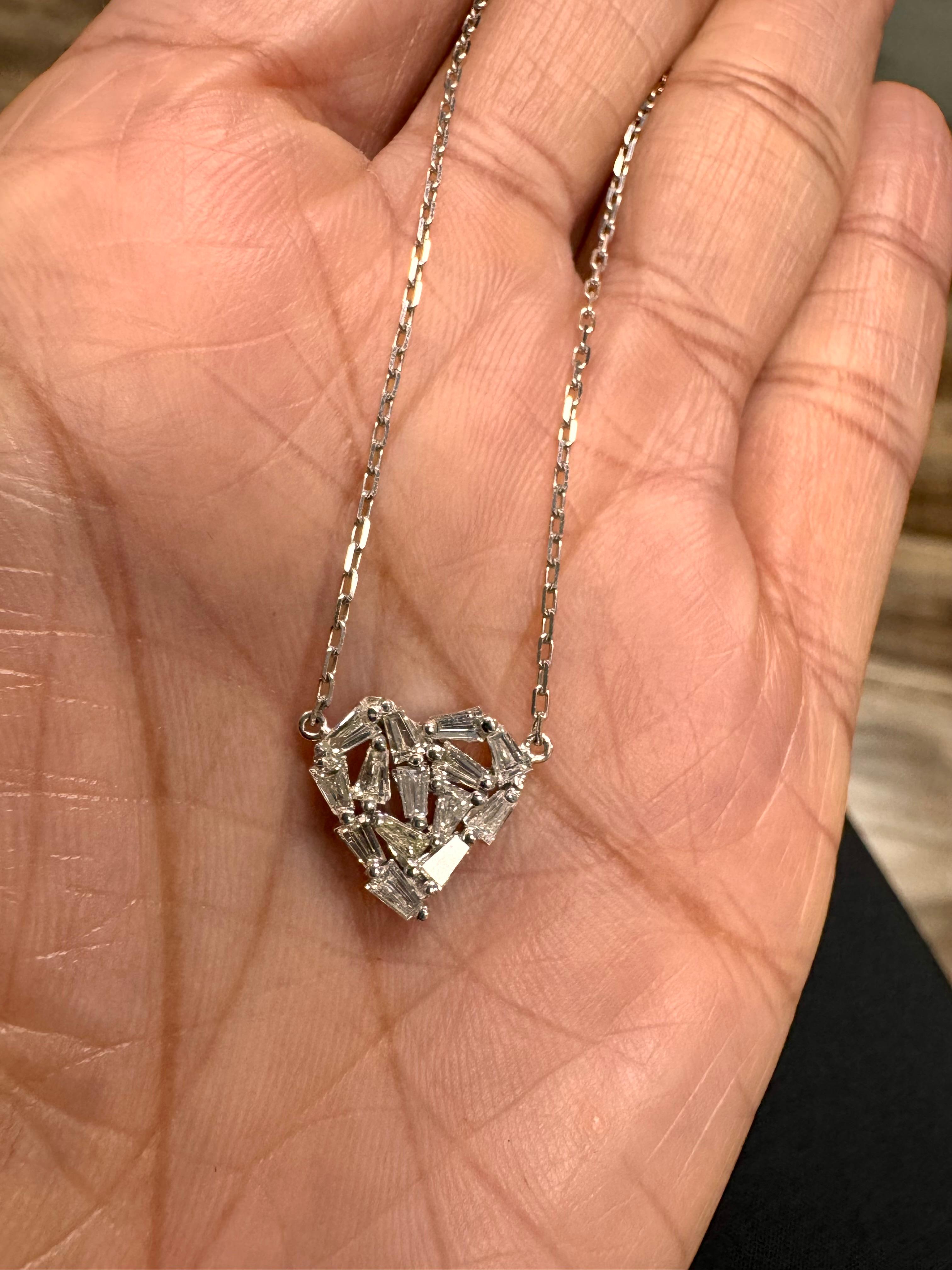 Collier à chaîne en or blanc avec diamant baguette naturel de 0,56 carat en vente 4