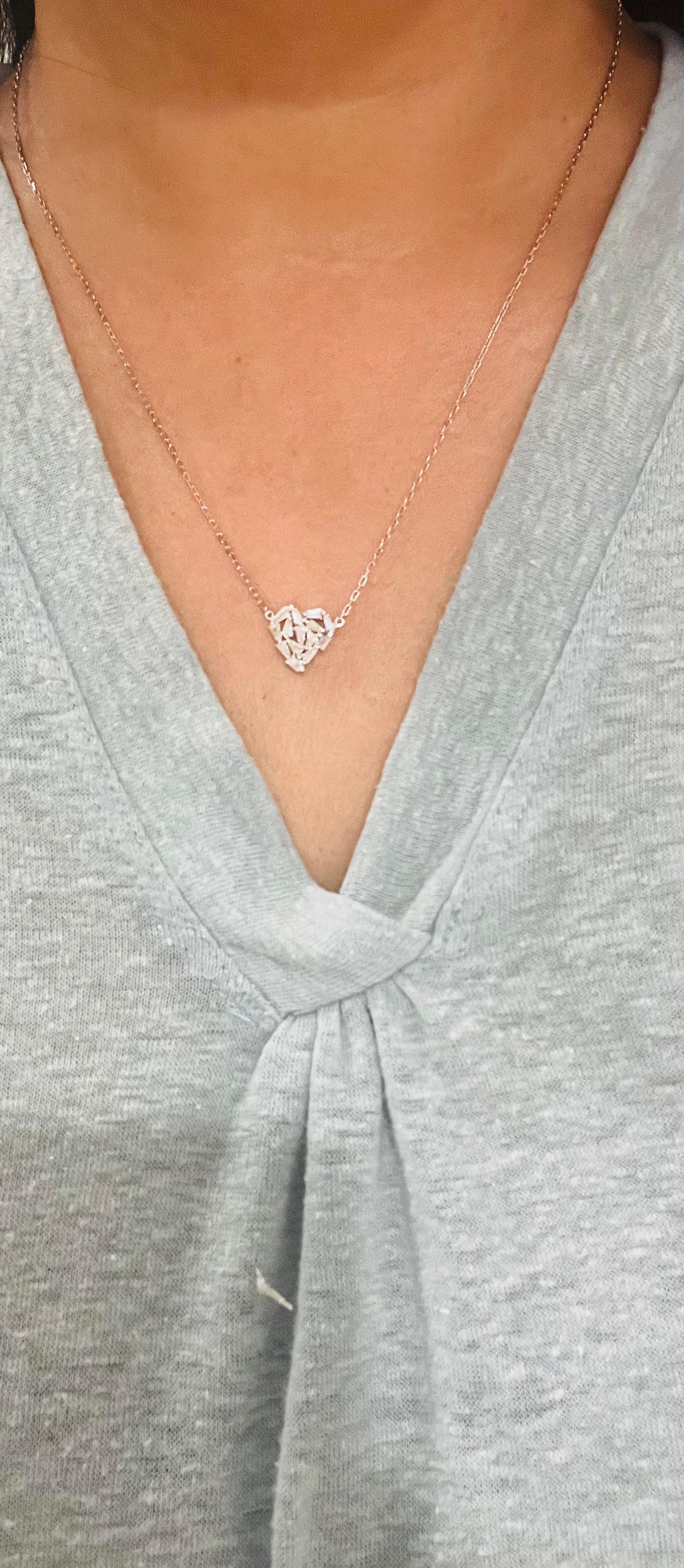 Collier à chaîne en or blanc avec diamant baguette naturel de 0,56 carat en vente 1