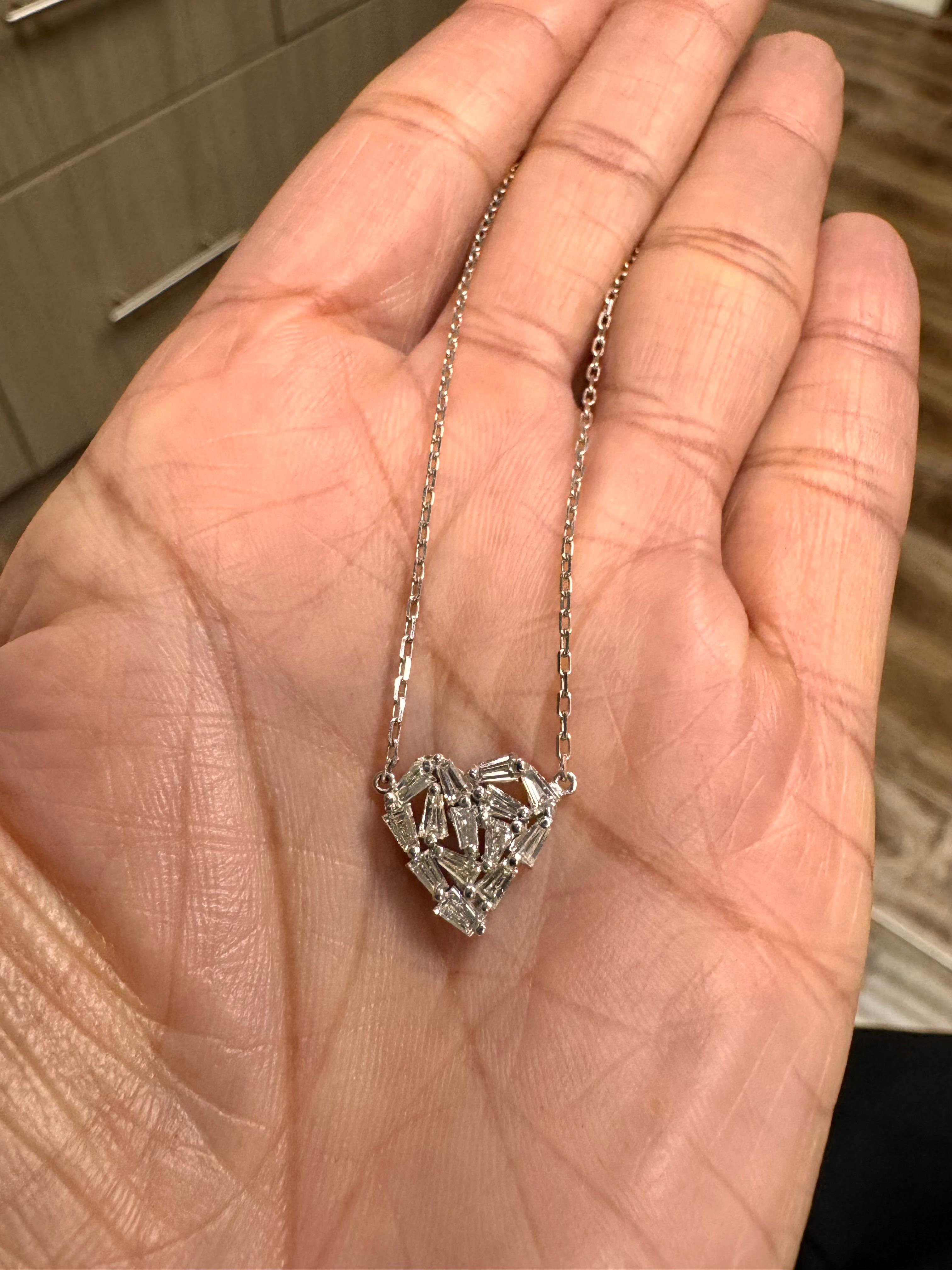 Collier à chaîne en or blanc avec diamant baguette naturel de 0,56 carat en vente 2