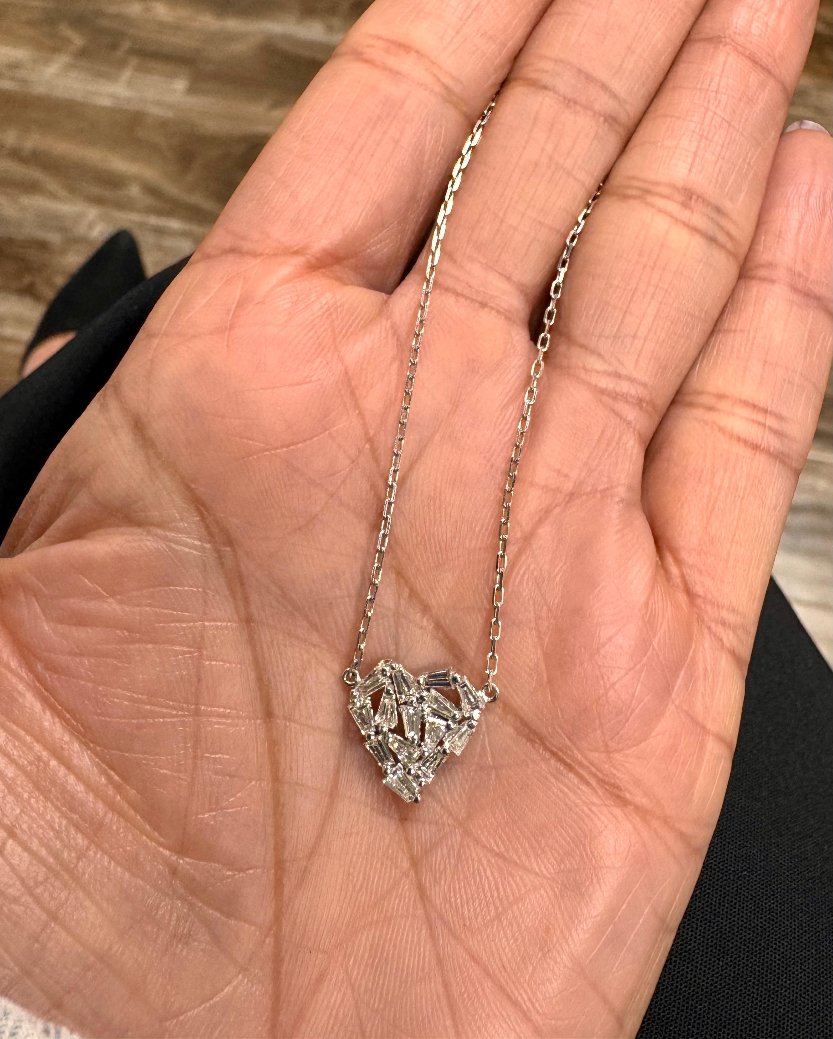 Collier à chaîne en or blanc avec diamant baguette naturel de 0,56 carat en vente 3