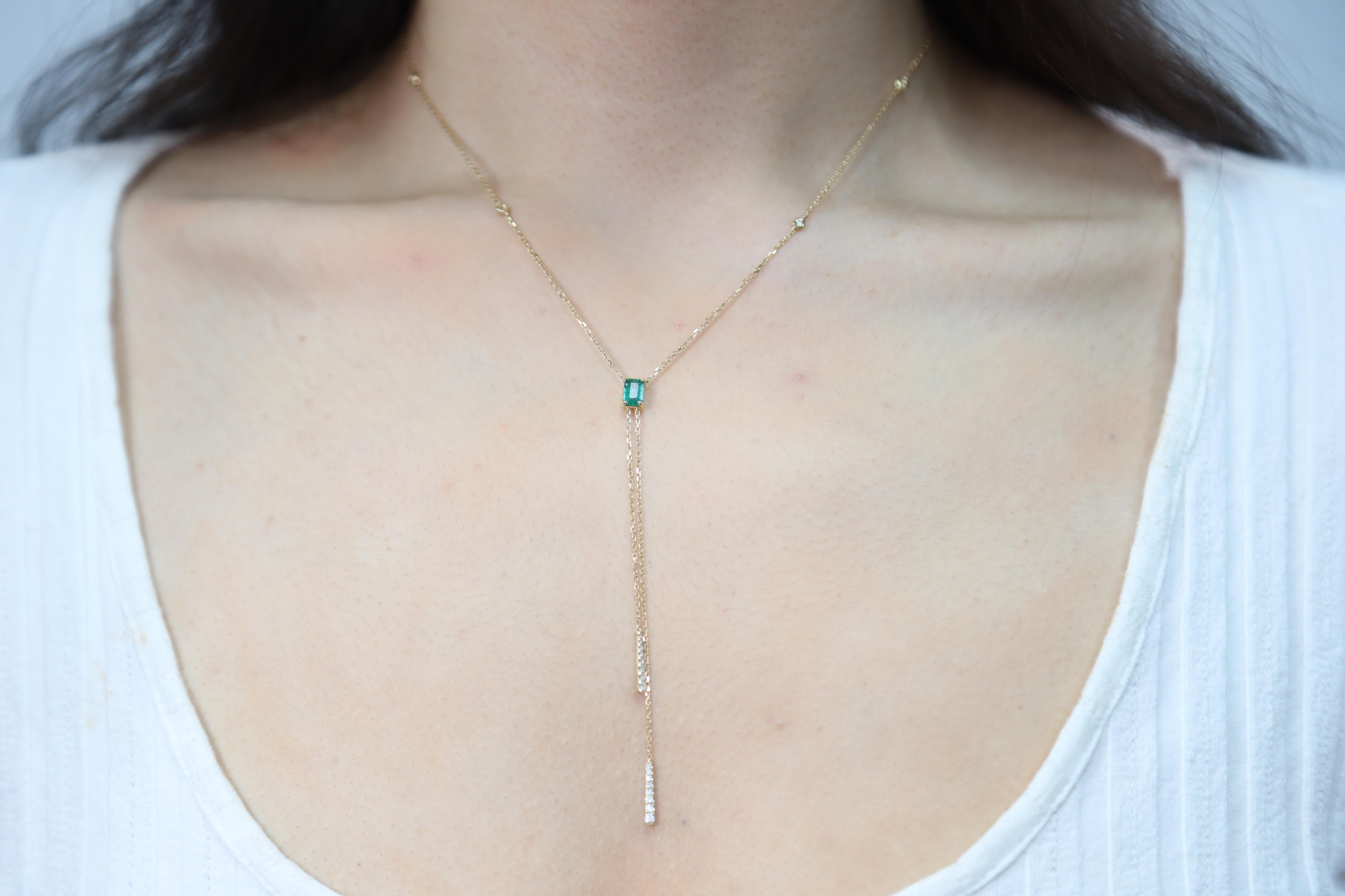 Emerald Cut 0.56 Carat Natural Emerald and Diamond 14 Karat Yellow Gold Necklace For Sale