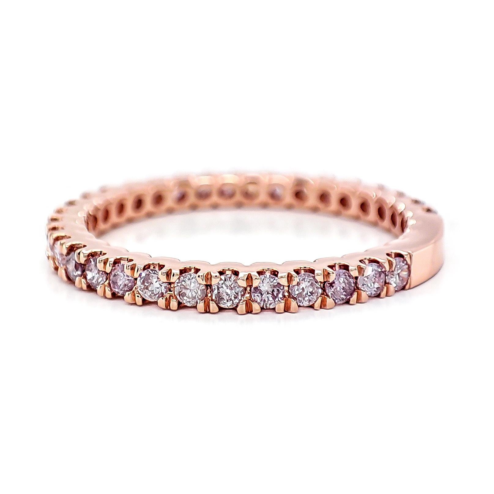 PARA CLIENTES DE EE.UU. SIN IVA

Los diamantes rosas son extremadamente únicos y raros, y son los diamantes de color más especiales del mundo.

Este anillo es el epítome de la belleza refinada, con 32 diamantes rosas redondos talla brillante que