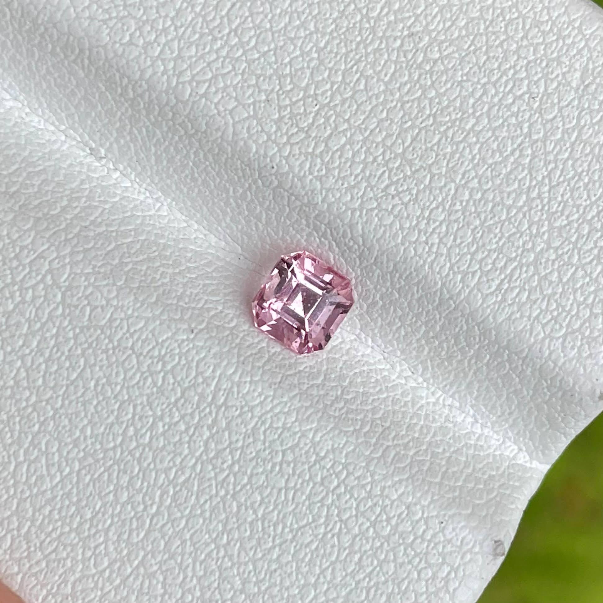 Poids 0,56 carats 
Dimensions 4,6x4,5x3,5 mm 
Traitement aucun 
Origine Tadjikistan 
Clarity SI
Forme octogonale 
Coupeur Asscher 



Cette exquise pierre précieuse Spinelle rose de 0,56 carat, taillée à l'Asscher à la perfection, provient des mines