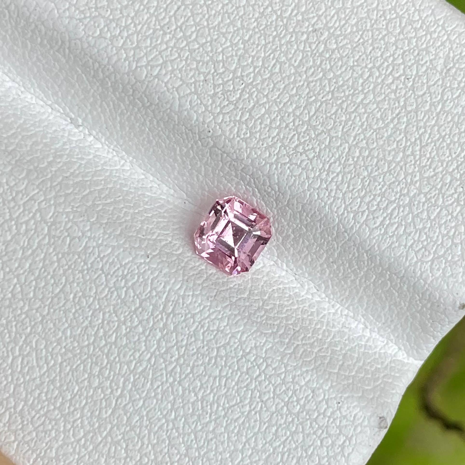 Moderne Pierre naturelle taille Asscher rose de 0,56 carat du Tajikistan en vente