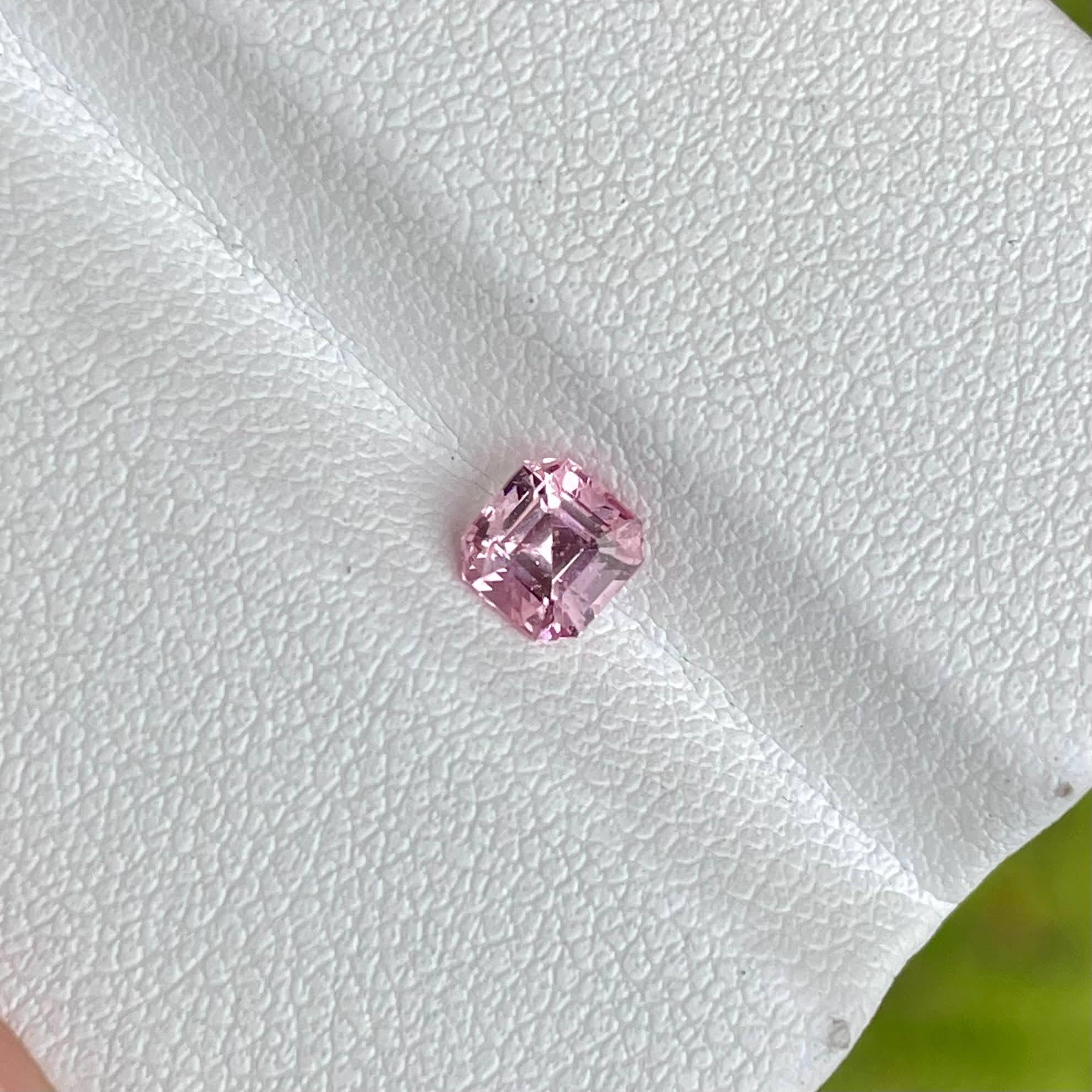 Taille Asscher Pierre naturelle taille Asscher rose de 0,56 carat du Tajikistan en vente