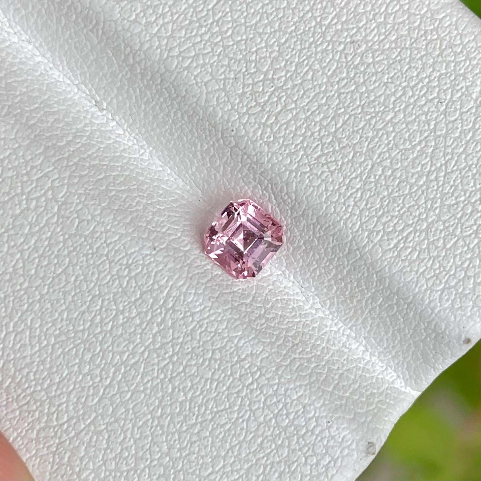 Pierre naturelle taille Asscher rose de 0,56 carat du Tajikistan Neuf - En vente à Bangkok, TH