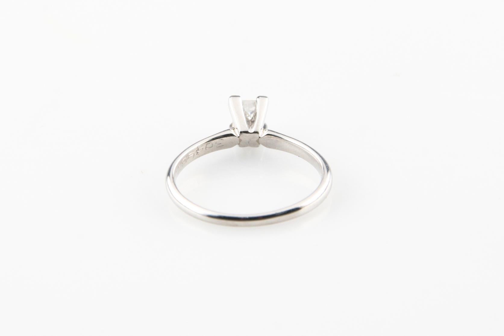 Bague de fiançailles solitaire en platine avec diamant taille princesse de 0,56 carat Bon état - En vente à Sherman Oaks, CA