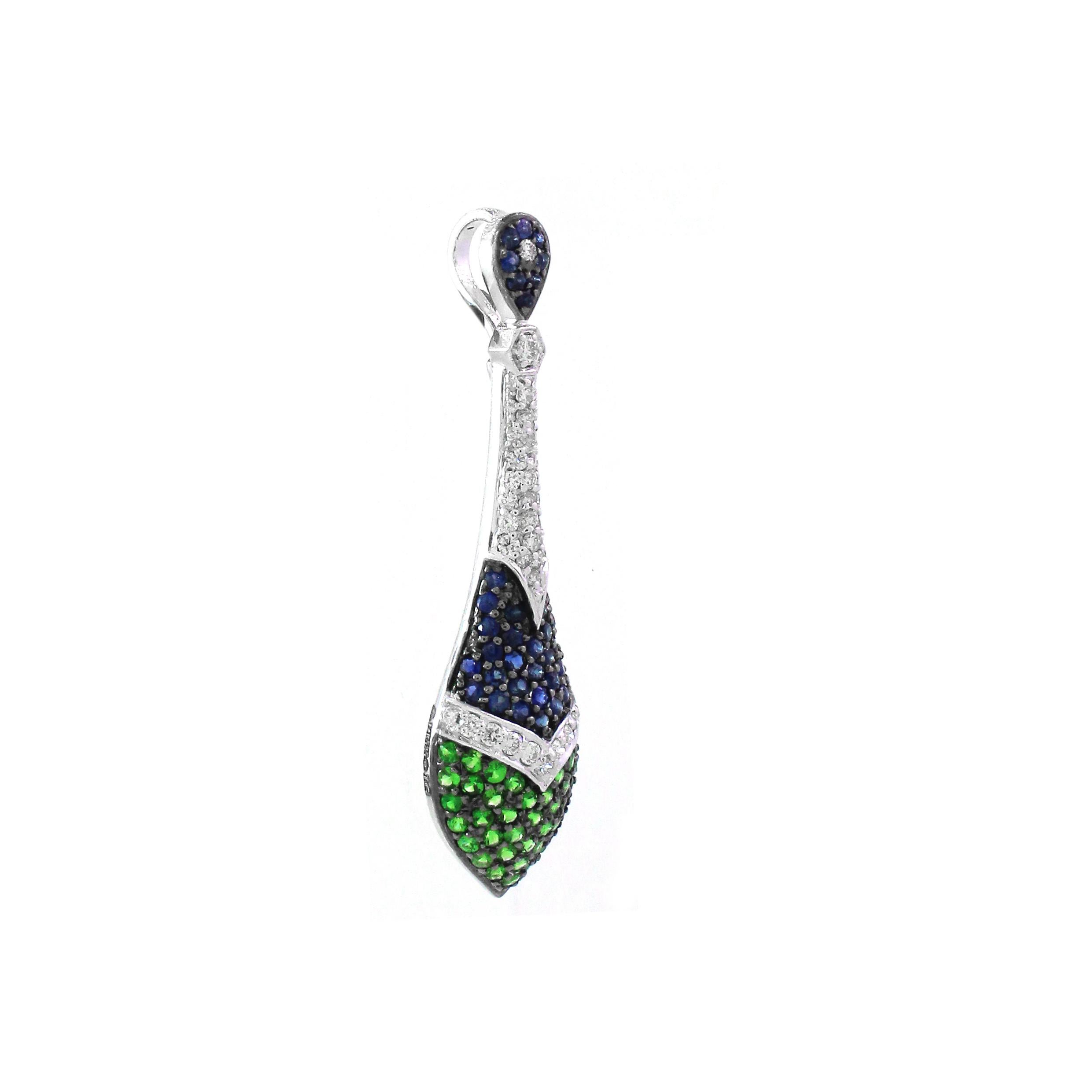 Ti presentiamo uno squisito ciondolo che unisce armoniosamente eleganza e colori vivaci. Questo splendido pezzo presenta un'accattivante combinazione di pietre preziose: 0,38 carati di diamanti bianchi di forma rotonda, 0,56 carati di zaffiri blu di