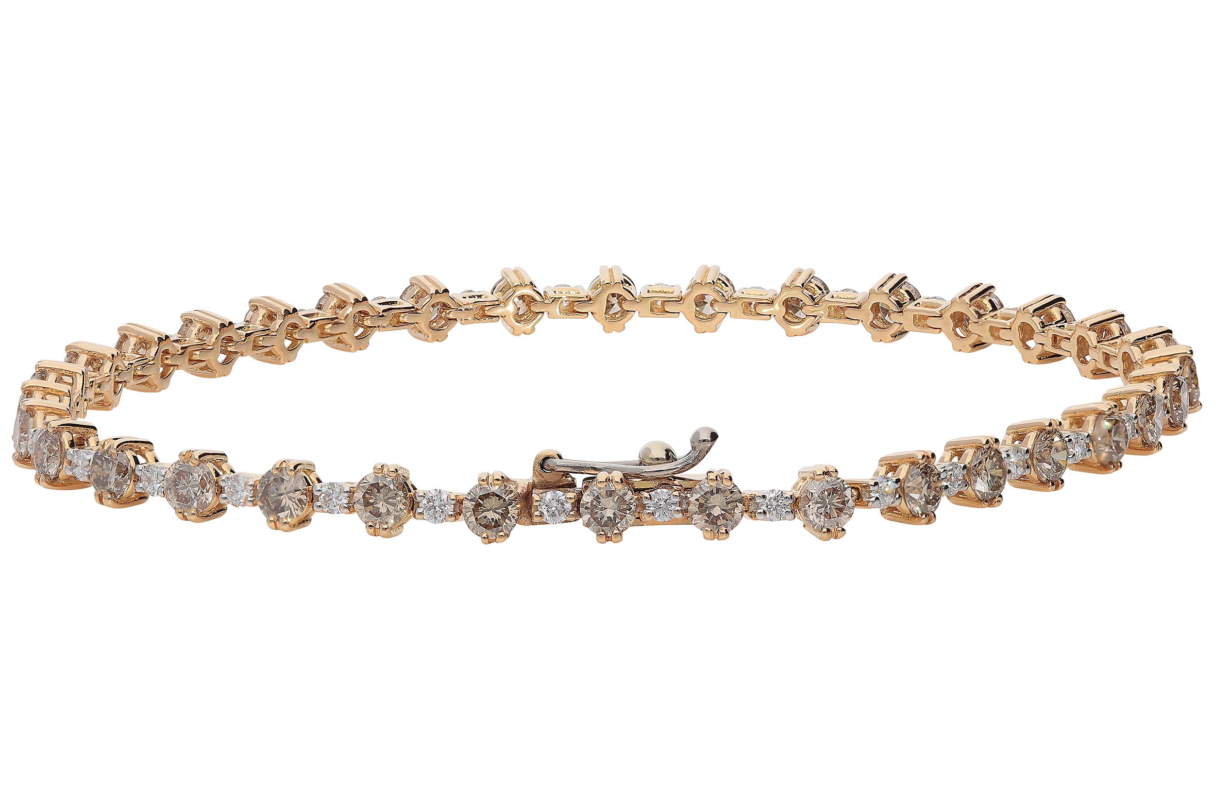 Stylish tennis bracelet with 3,01 carats of brown round brilliant diamonds and 0,56 carat of white round brilliant diamonds color G clarity VS, alternating on the length of 17,20 centimeters. The weight of 18kt pink gold is 7,00 grams. Safety eight