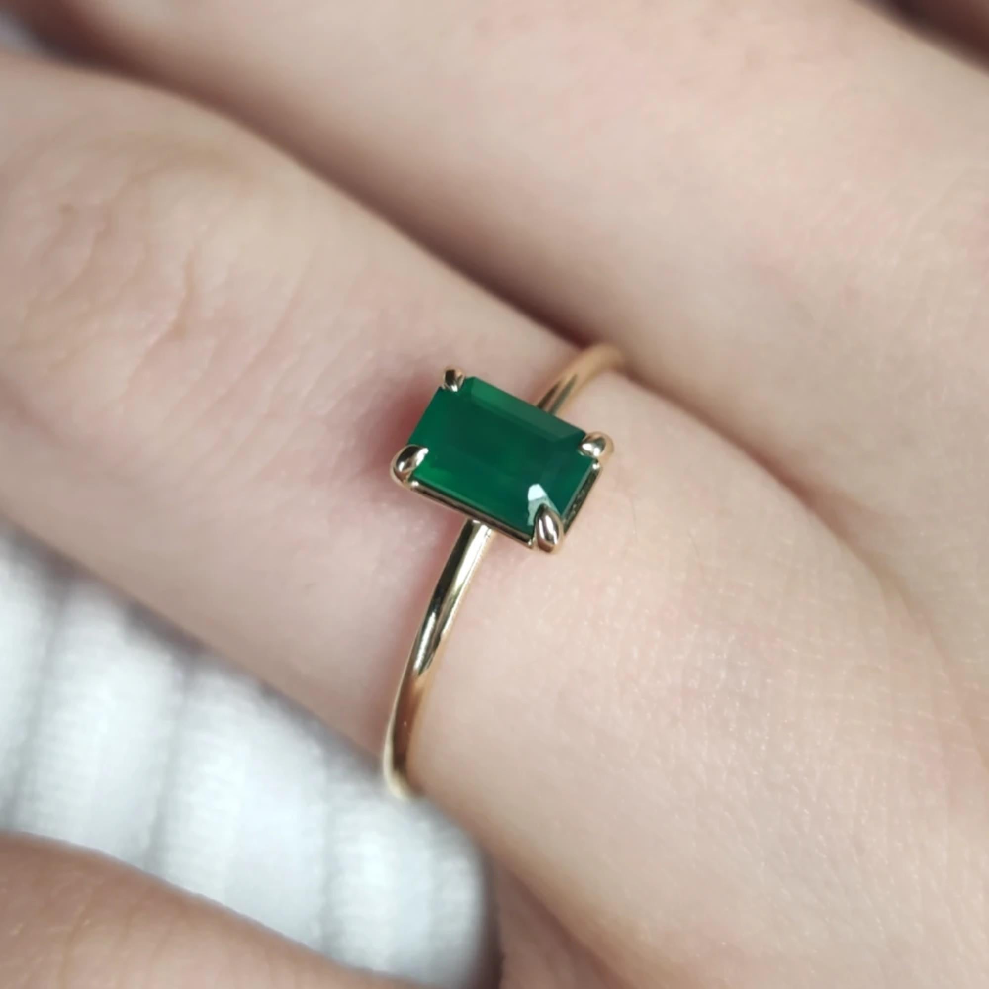 0.56ct natural Emerald Solitaire Ring 18K Yellow Gold Stackable  gift Design For Sale 7