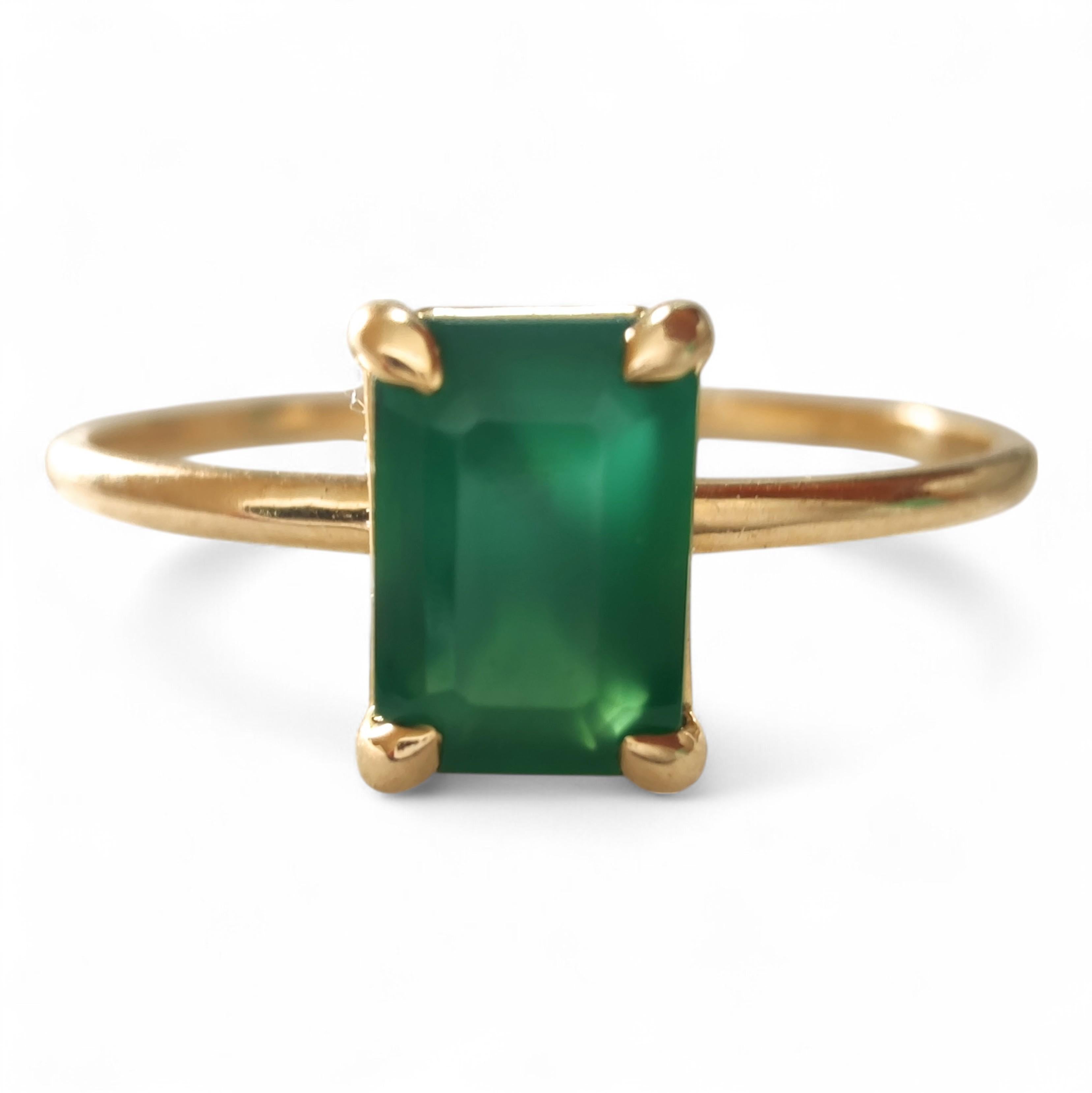 0.56ct Emerald Solitaire Ring in 18K Yellow Gold – Stackable Minimalist Design

This elegant solitaire ring is crafted in solid 18K yellow gold and features a 0.56-carat natural emerald, cut in a refined elongated shape and mounted with minimalist