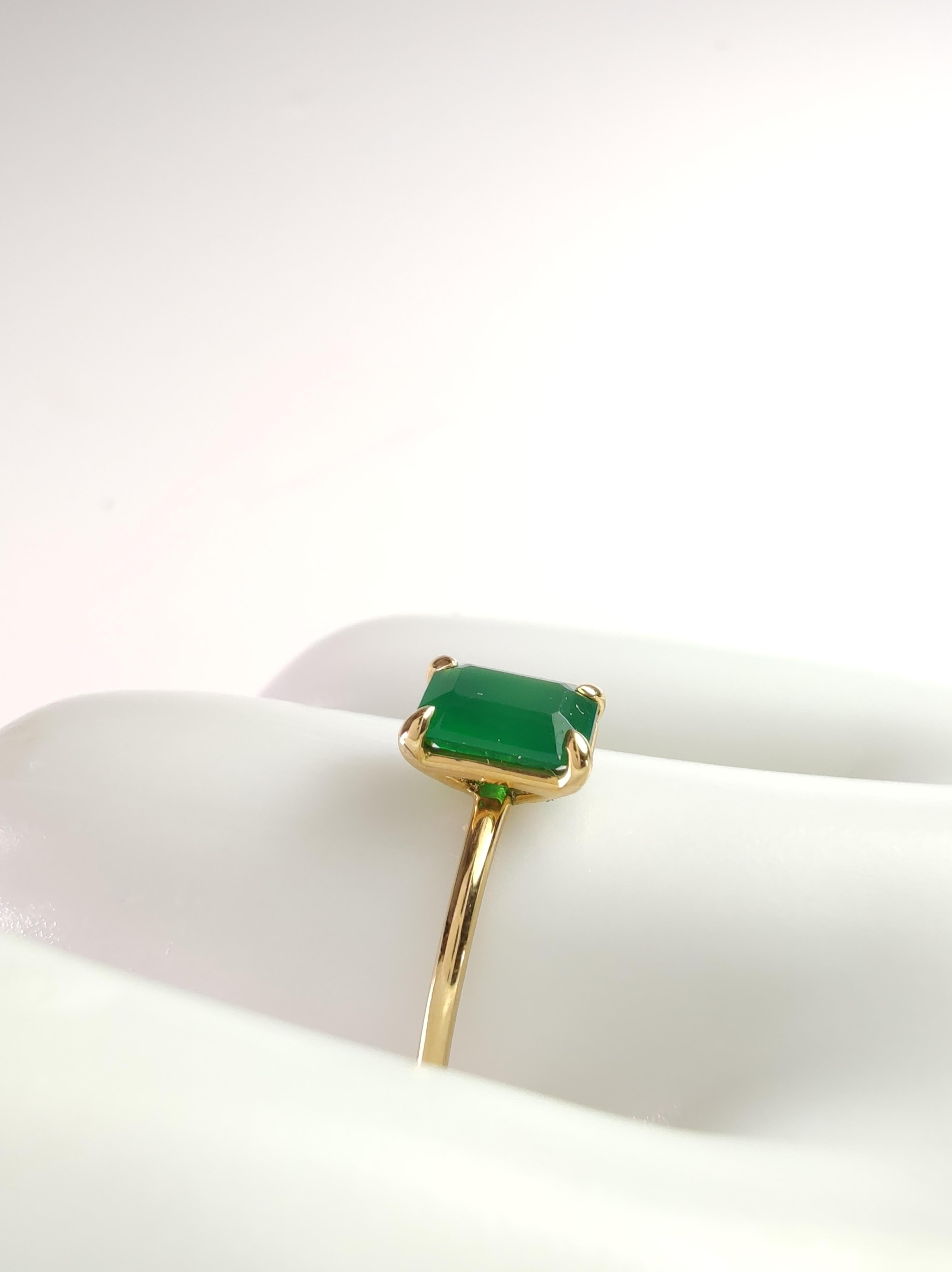 0.56ct natural Emerald Solitaire Ring 18K Yellow Gold Stackable  gift Design In New Condition For Sale In Sant Josep de sa Talaia, IB